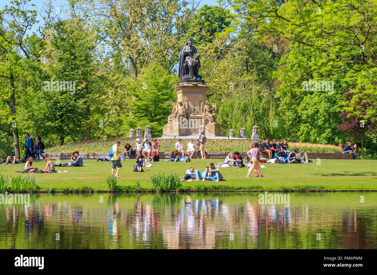 Amsterdam, Niederlande, 11. Mai 2018: Die Menschen in den Vondelpark entfernt, an einem sonnigen Tag Stockfoto