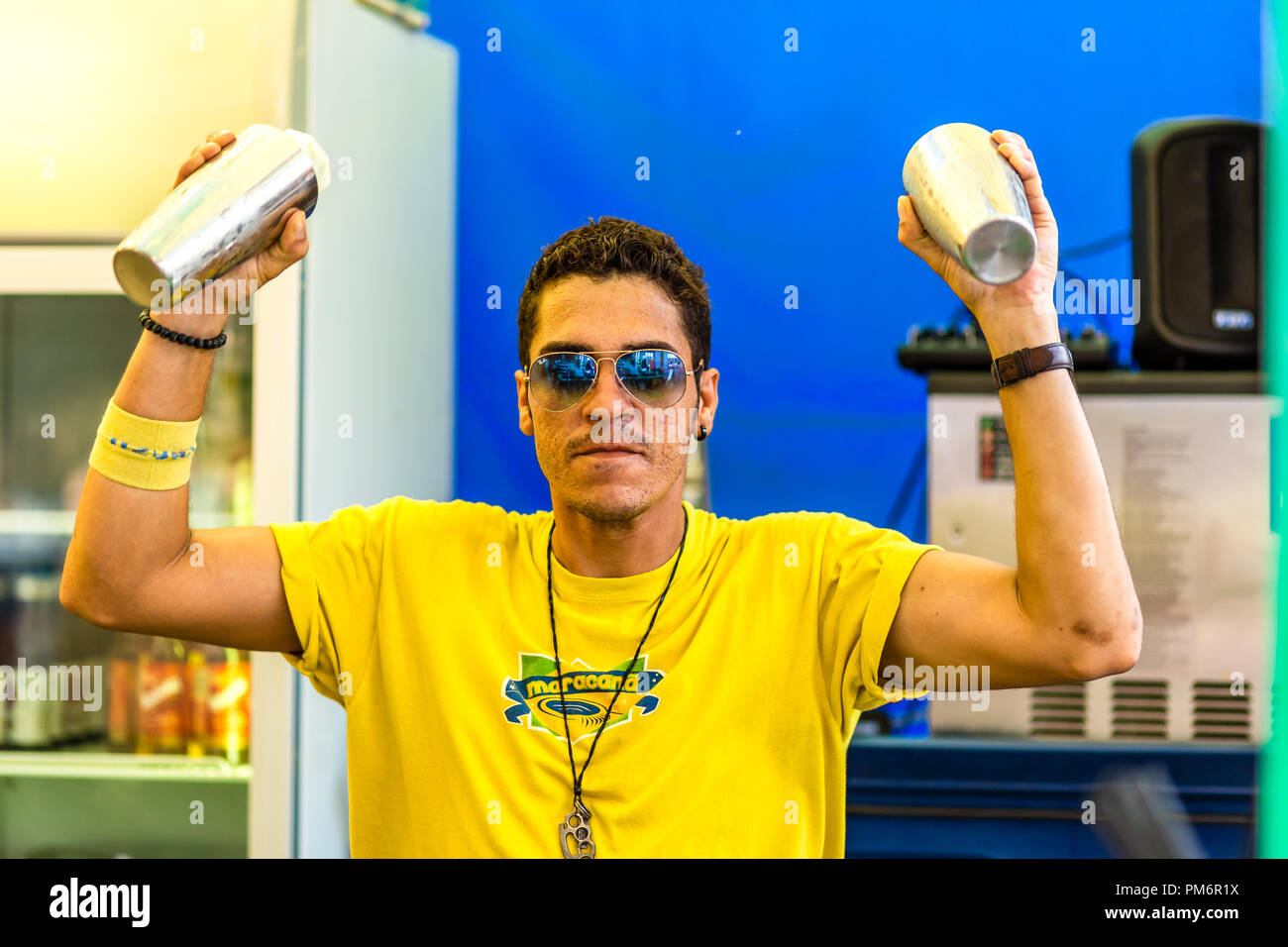 CERVIA (RA), Italien - September 16, 2018: der Barkeeper Vorbereitung Cocktails in brasilianischen stand am europäischen Markt, Straße Ausstellung von typische Produkte ein Stockfoto