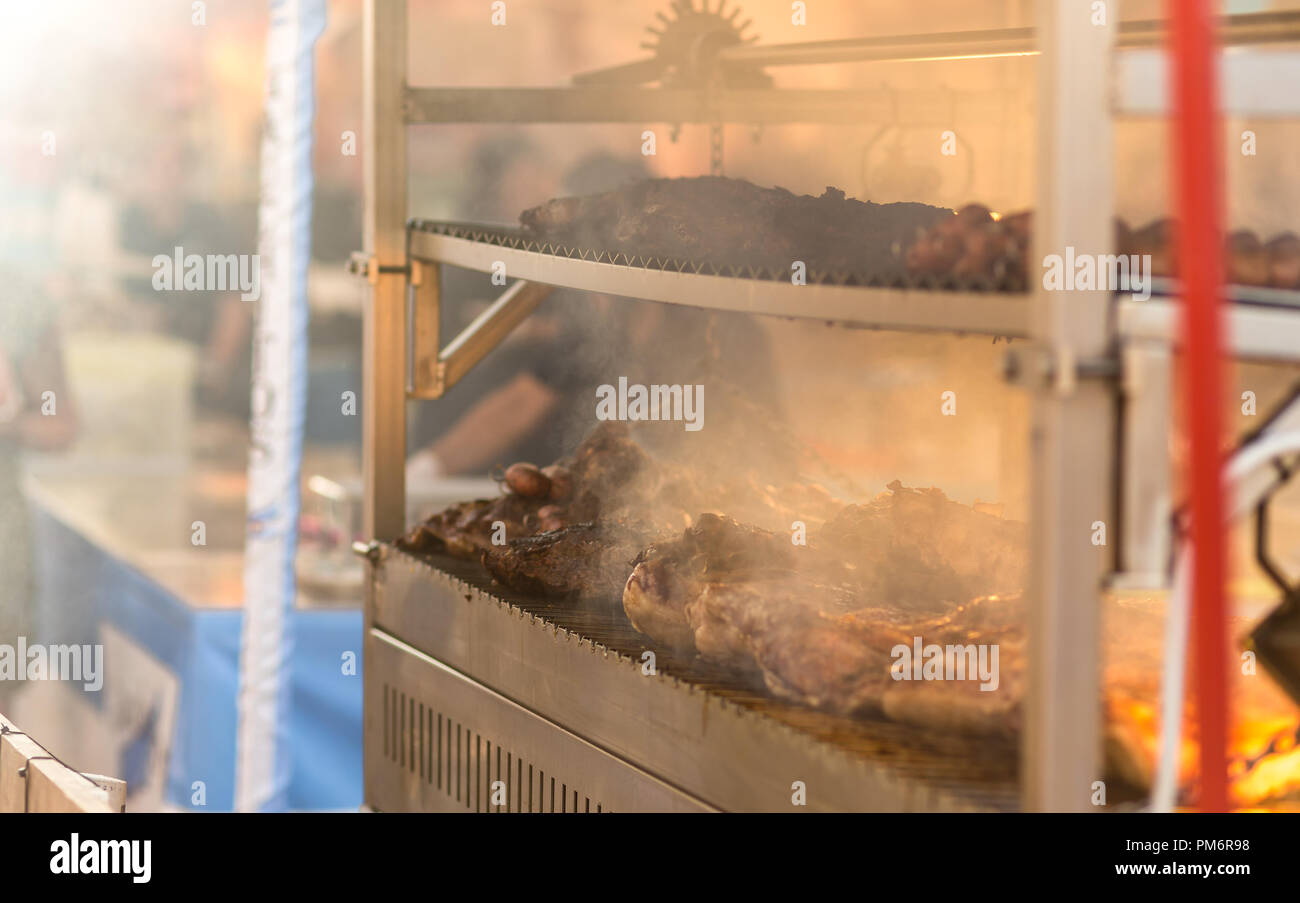 Argentinische Fleisch ist das Rauchen beim Backen auf dem Grill in ein Markt Stockfoto