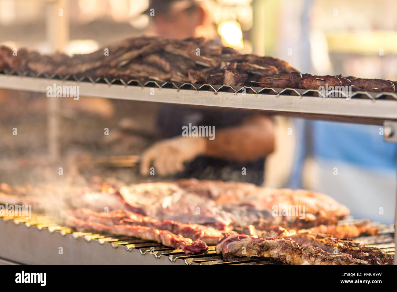 Argentinische Fleisch ist das Rauchen beim Backen auf dem Grill in ein Markt Stockfoto