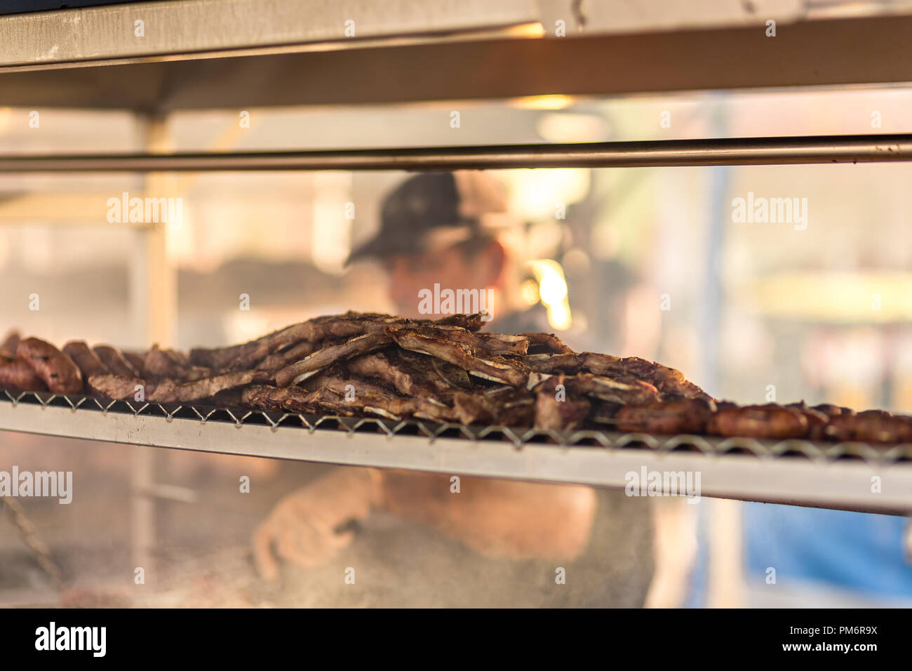 Argentinische Fleisch ist das Rauchen beim Backen auf dem Grill in ein Markt Stockfoto