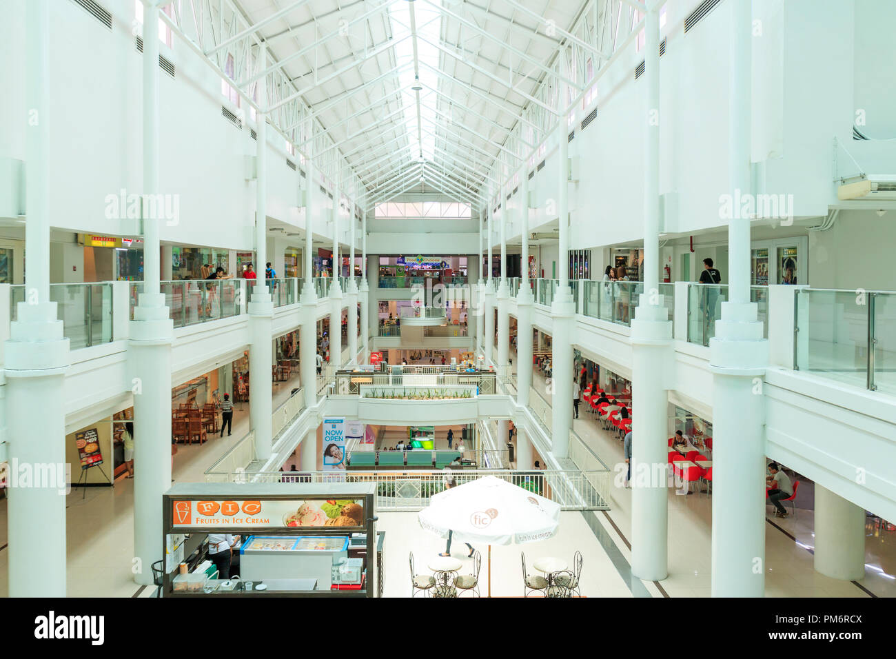 Cebu City, Philippinen - 17. August 2016: Im Inneren Ayala Center Cebu Stockfoto