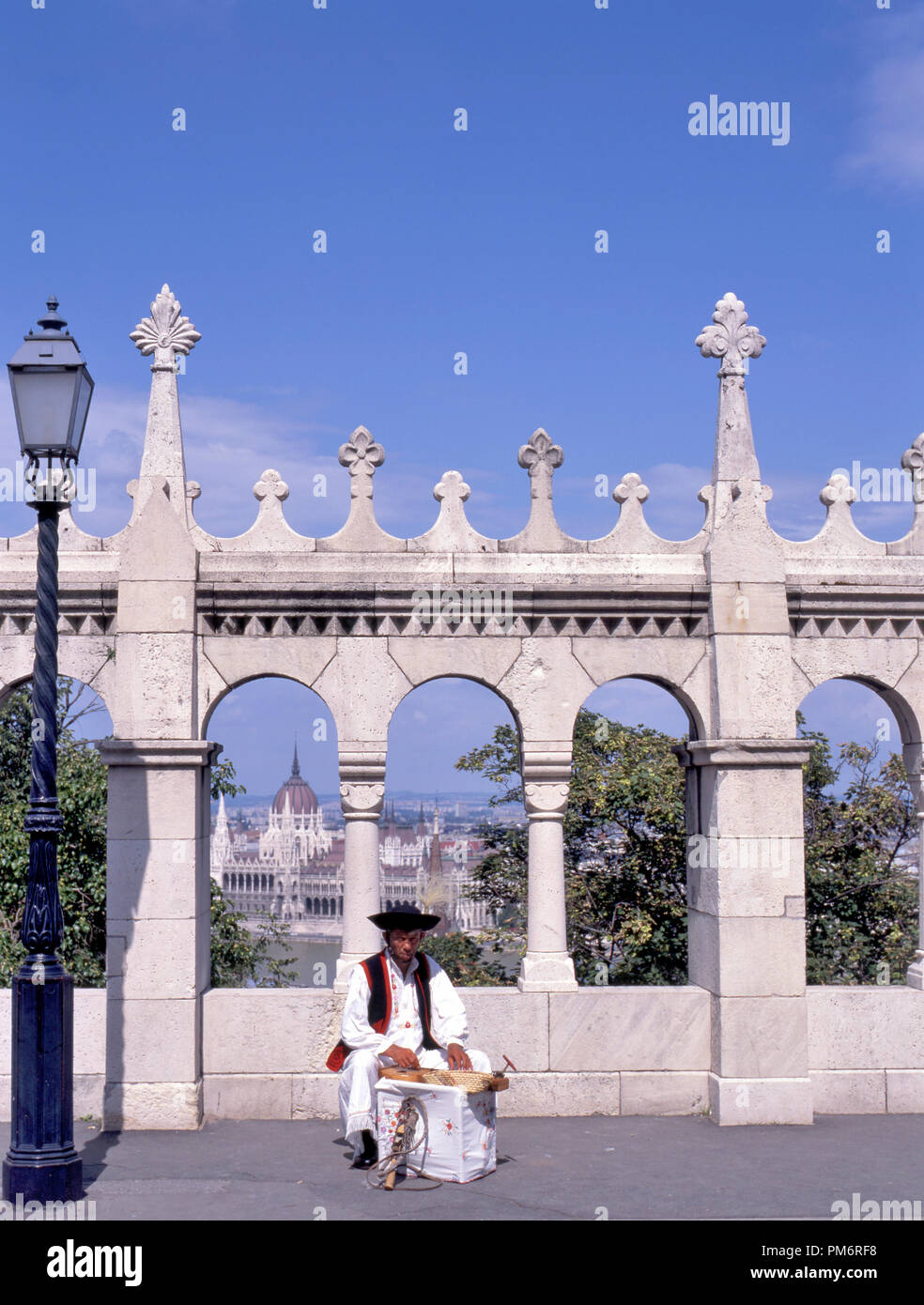 BUDAPEST, Ungarn - November 11,2008: Parlament Blick durch Fischerhochburg mit Musik Player in der traditionellen Tracht im Vordergrund Stockfoto