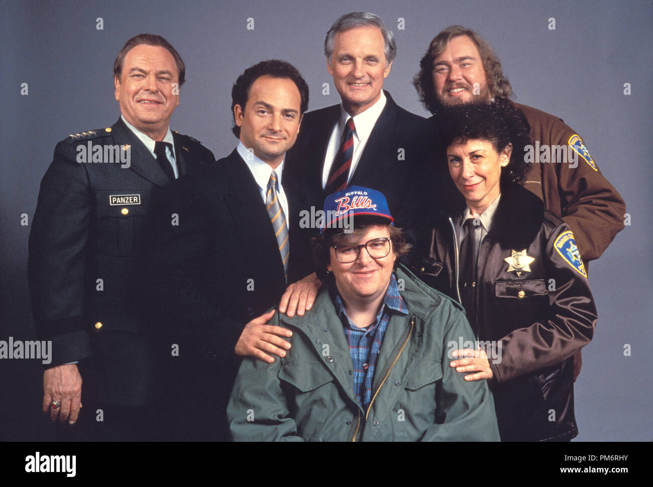 Film noch von 'Canadian Bacon "Rip Torn, Kevin Pollak, Alan Alda, John Candy, Rhea Perlman, Regisseur Michael Moore © 1995 Gramercy Photo Credit: rafy Datei Referenz # 31043579 THA nur für redaktionelle Verwendung - Alle Rechte vorbehalten Stockfoto