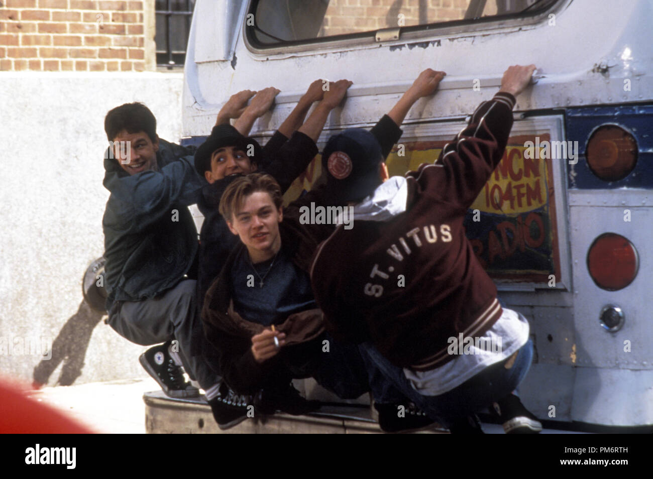 Szenenfoto aus "Basketball Diaries' Mark Wahlberg, Leonardo DiCaprio © 1995 New Line Cinema Photo Credit: K.C. Bailey Datei Referenz # 31043639 THA nur für redaktionelle Verwendung - Alle Rechte vorbehalten Stockfoto