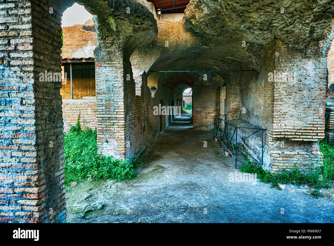 Internen Korridor der Aurighi Mietskasernen in den archäologischen Ruinen der Antiken Ostia - Rom Stockfoto