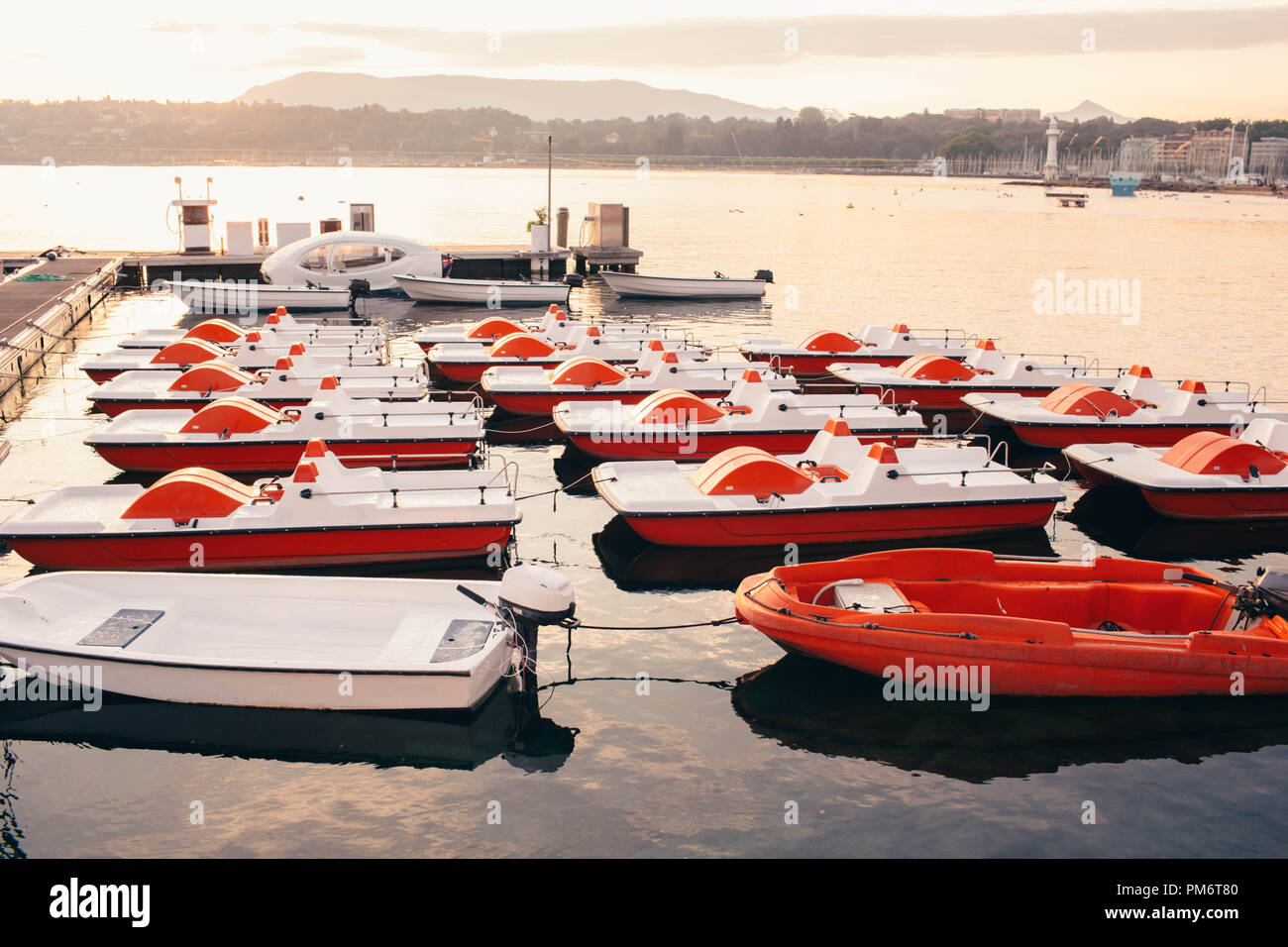 Boot Station, Pier mit Katamaran, Dämmerung, Genf, Schweiz Stockfoto