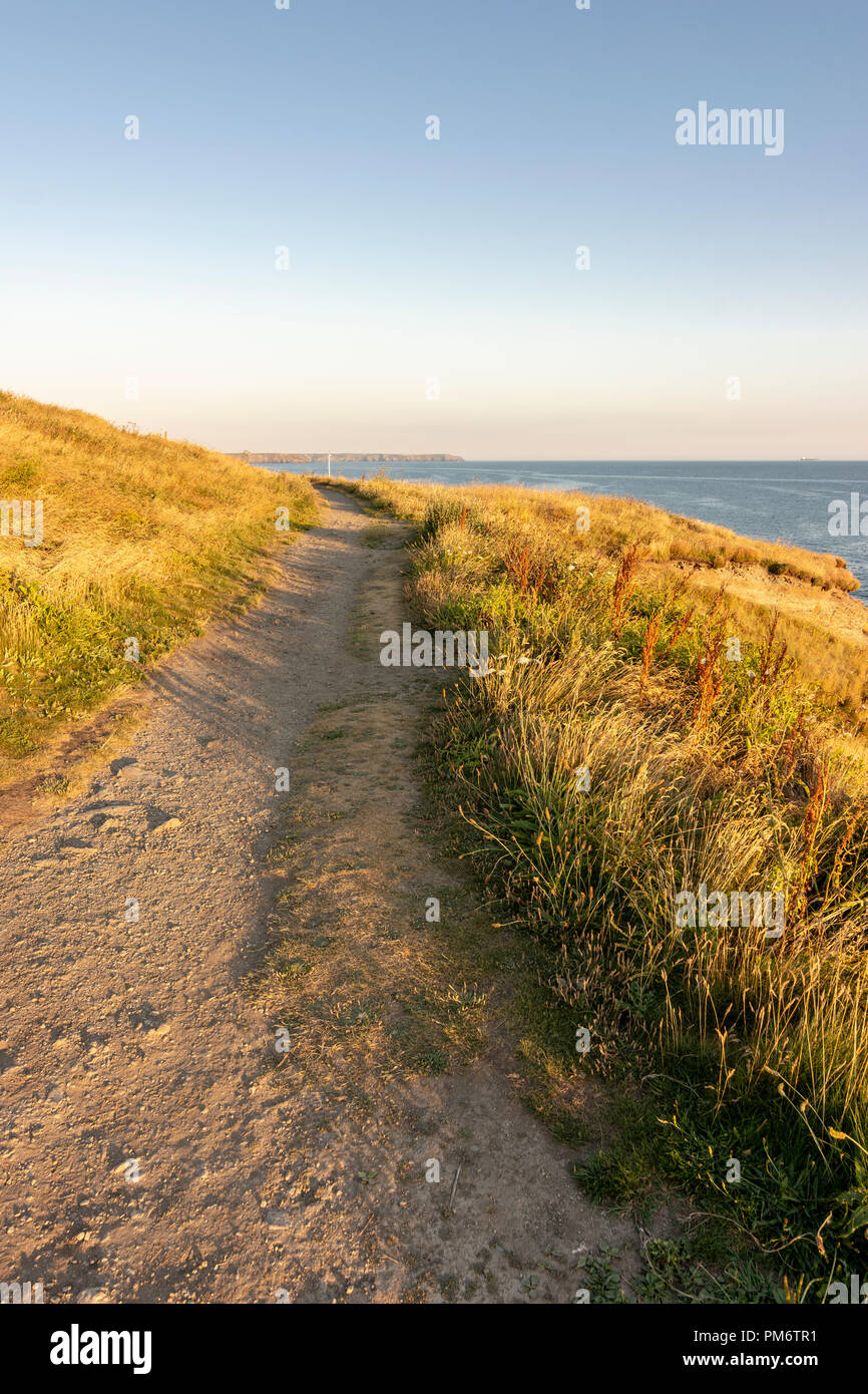 Der South West Coast Path in Richtung Porthleven, Lizard Halbinsel, Cornwall, England. Stockfoto