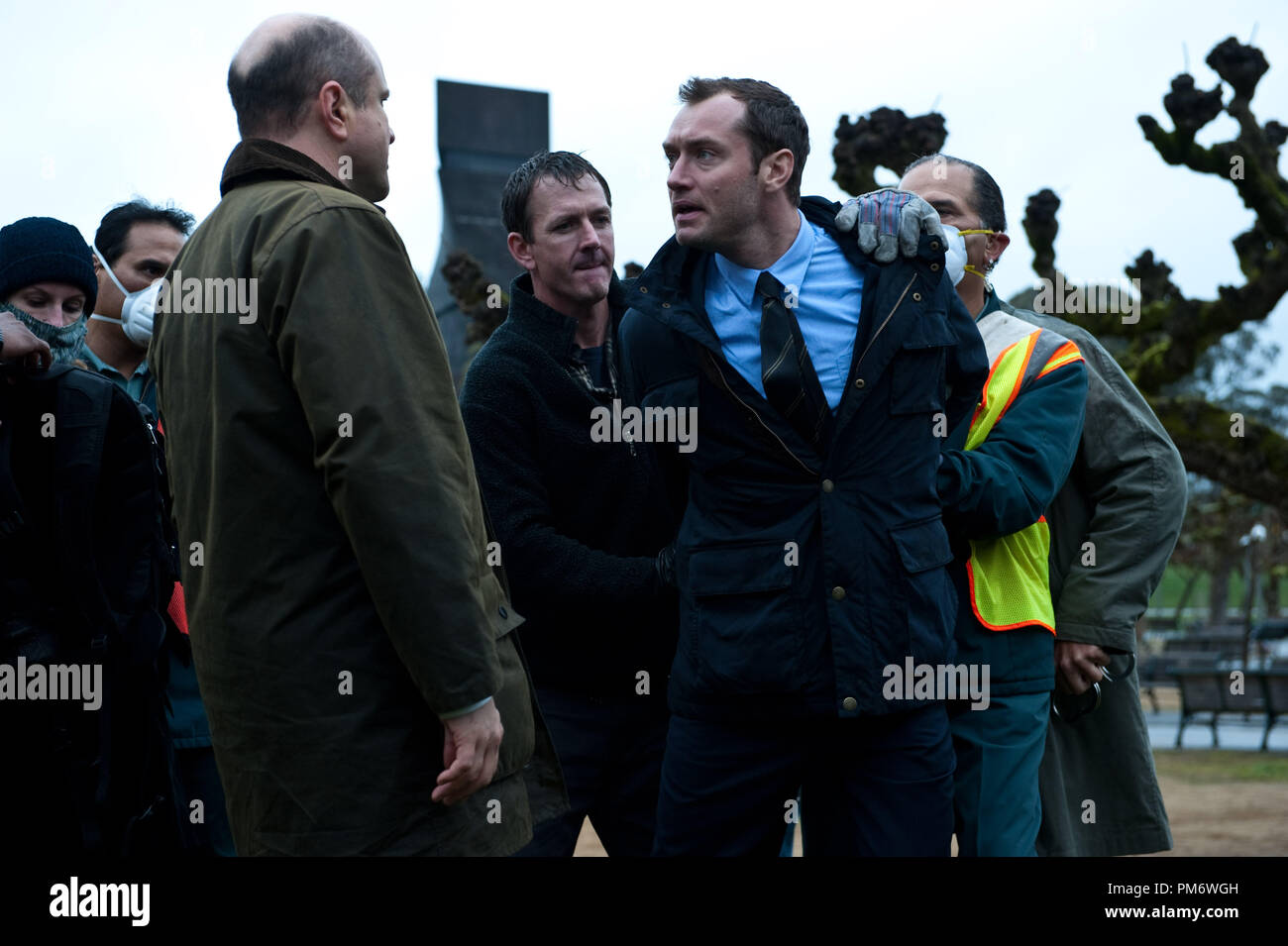 (Mitte rechts) JUDE LAW als Alan Krumwiede in dem Thriller Ansteckung, ein Warner Bros.-Bilder freigeben. Stockfoto