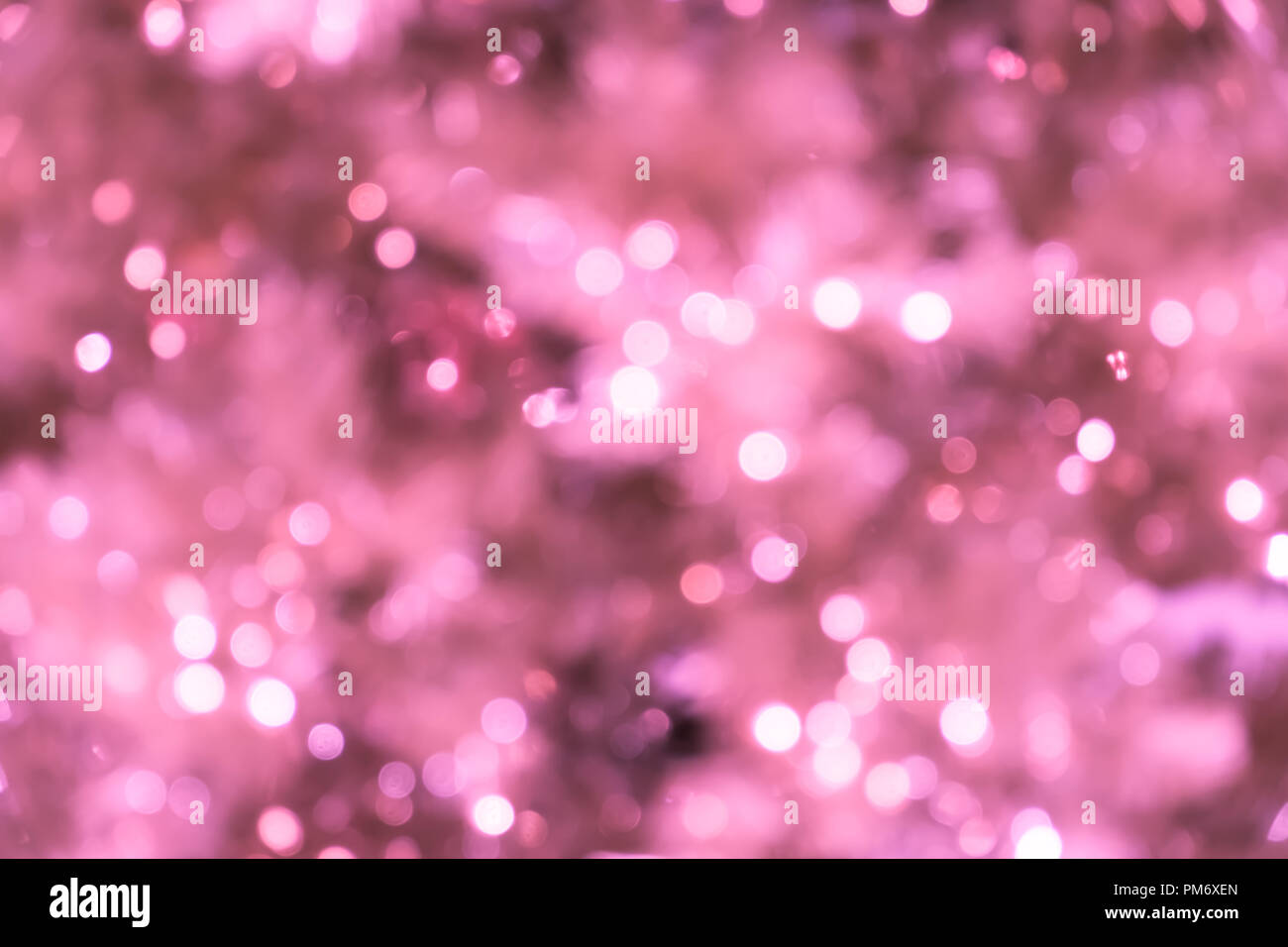Rosa verschwommenen Hintergrund mit bokeh Leuchten/closeup von unscharfen rosa Weihnachtsbaum mit Beleuchtung Stockfoto