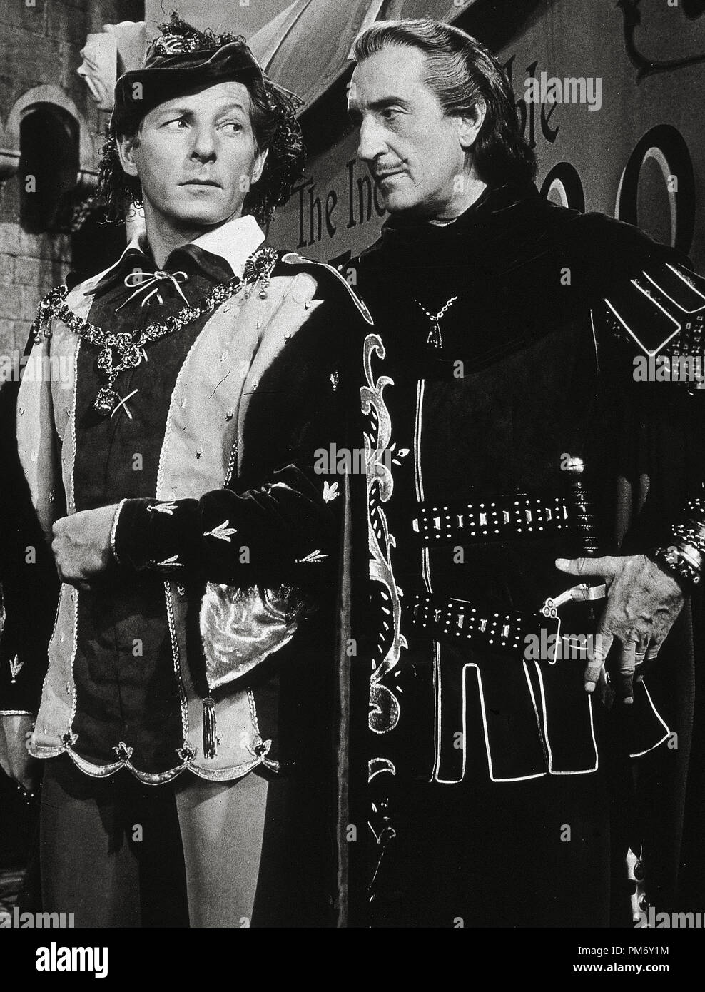 Danny Kaye und Basil Rathbone "Der Hofnarr" 1956 Paramount Datei Referenz # 31202 093 THA Stockfoto