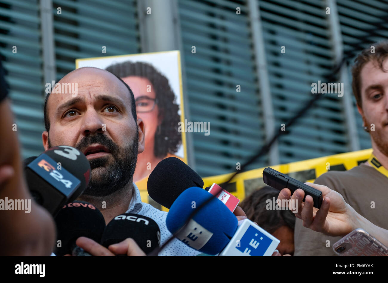 Marcel Mauri, Präsident von Òmnium gesehen spricht zu den Medien während einer Demonstration einberufen wurde, um die souveräne Entitäten von Katalonien, Assemblea und Òmnium, unabhängigen Unterstützer sandte Briefe an Katalanischen politischen Gefangenen als Weg zu erinnern, der die Öffentlichkeit über ihre Notlage. Stockfoto