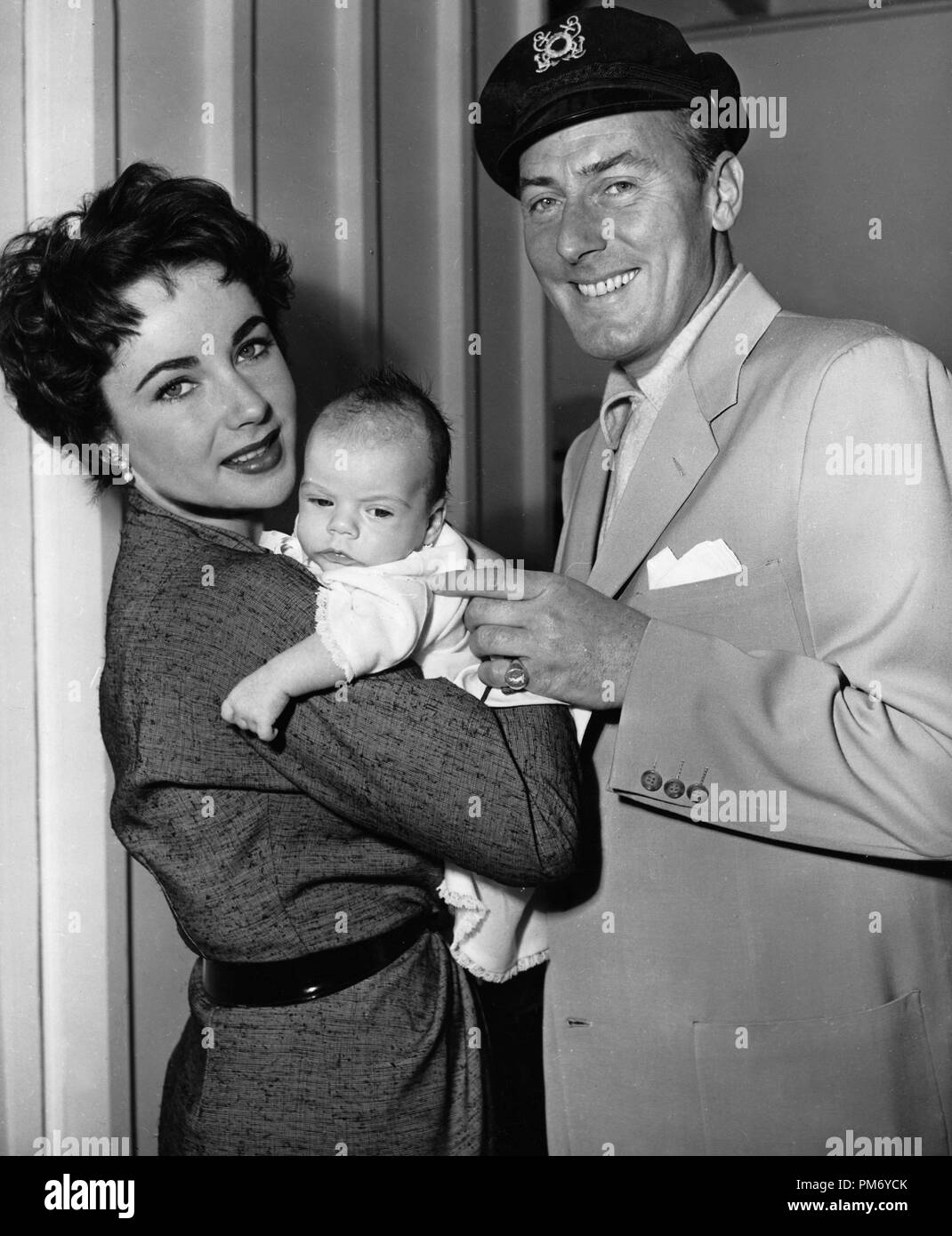 Studio Publicity still: Elizabeth Taylor mit Ehemann Michael Wilding und Baby Michael 1953 File Reference # 31202 1162THA Stockfoto