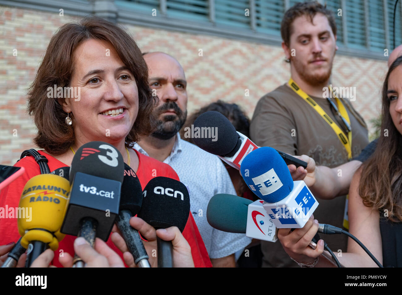 Elisenda Paluzie, Präsident der Assamblea gesehen spricht mit Medien während einer Demonstration einberufen wurde, um die souveräne Entitäten von Katalonien, Assemblea und Òmnium, unabhängigen Unterstützer sandte Briefe an Katalanischen politischen Gefangenen als Weg zu erinnern, der die Öffentlichkeit über ihre Notlage. Stockfoto