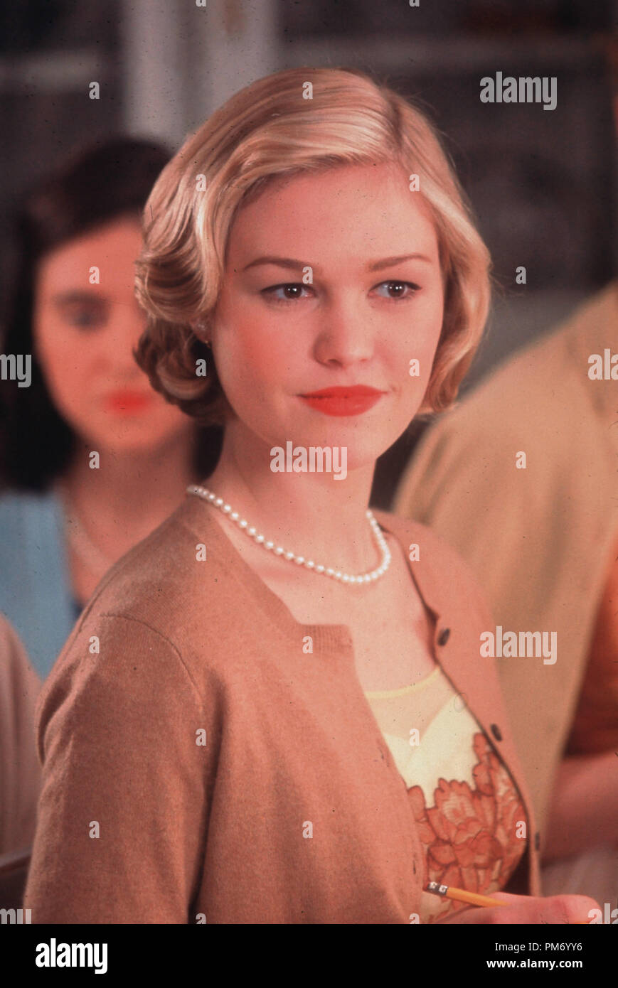 Film Still / Werbung immer noch von "Mona Lisa Smile" Julia Stiles © 2003 Columbia Photo Credit: Bob Marshak Datei Referenz # 30753150 THA nur für redaktionelle Verwendung - Alle Rechte vorbehalten Stockfoto