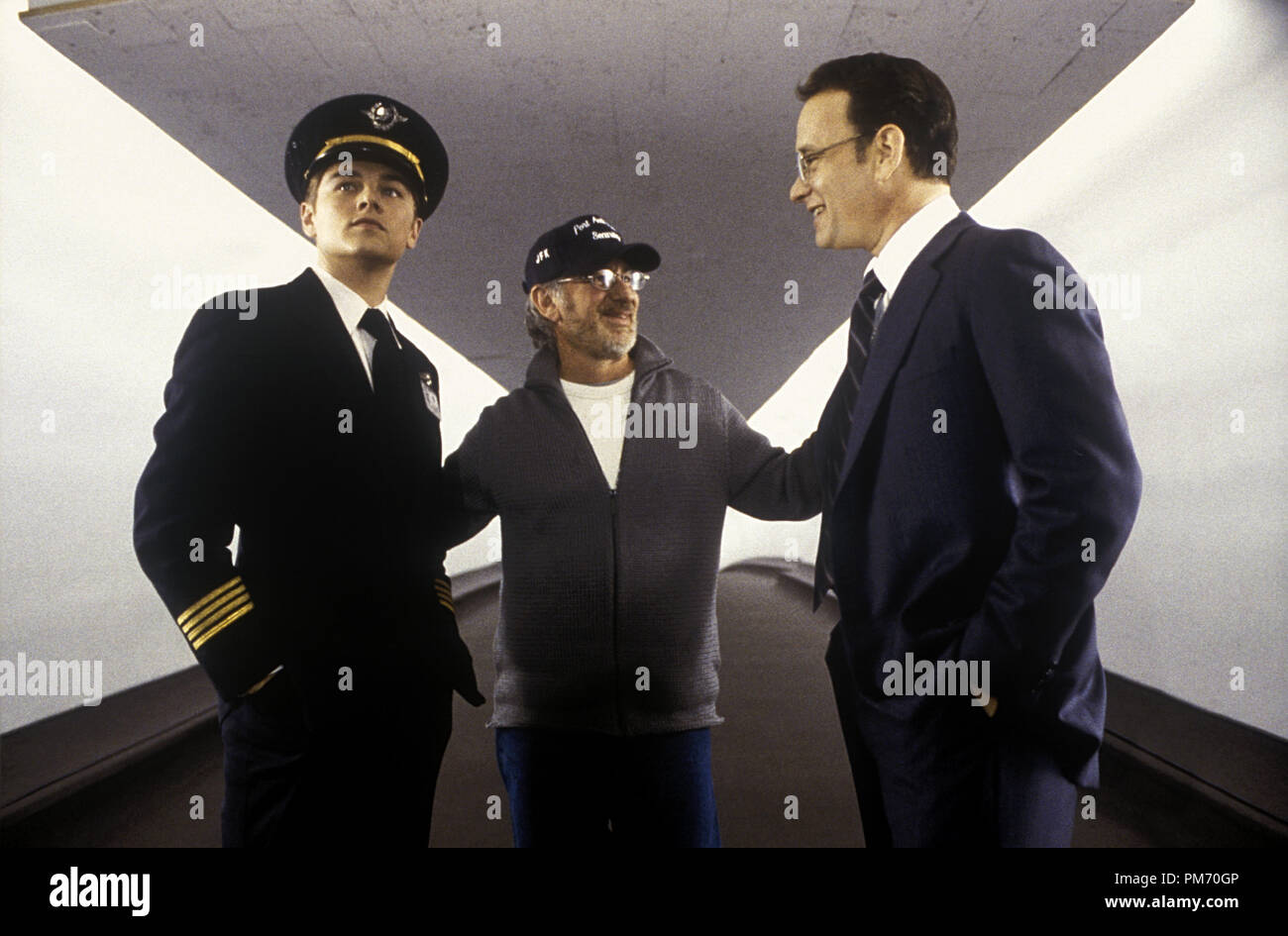 Film Still / Werbung immer noch von "Catch Me If You Can" Leonardo DiCaprio, Regisseur Steven Spielberg, Tom Hanks © 2002 DreamWorks Foto: Andrew Cooper Datei Referenz # 30754958 THA nur für redaktionelle Verwendung - Alle Rechte vorbehalten Stockfoto