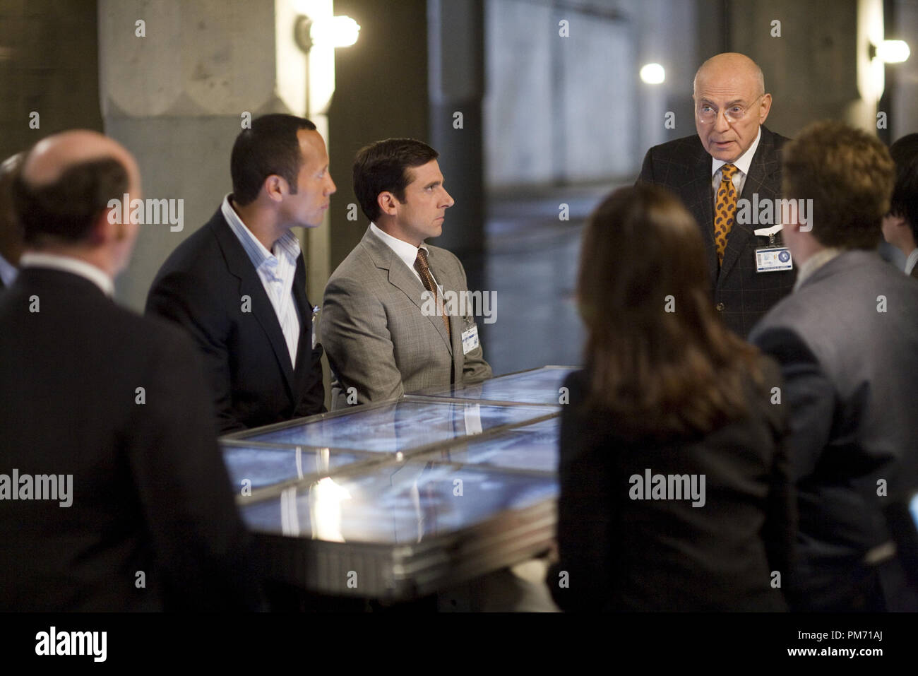 Szenenfoto aus "Get Smart" mit Dwayne "The Rock" Johnson, Steve Carell und Alan Arkin © 2008 Warner Brothers Photo Credit: Tracy Bennett Datei Referenz # 307551188 THA nur für redaktionelle Verwendung - Alle Rechte vorbehalten Stockfoto