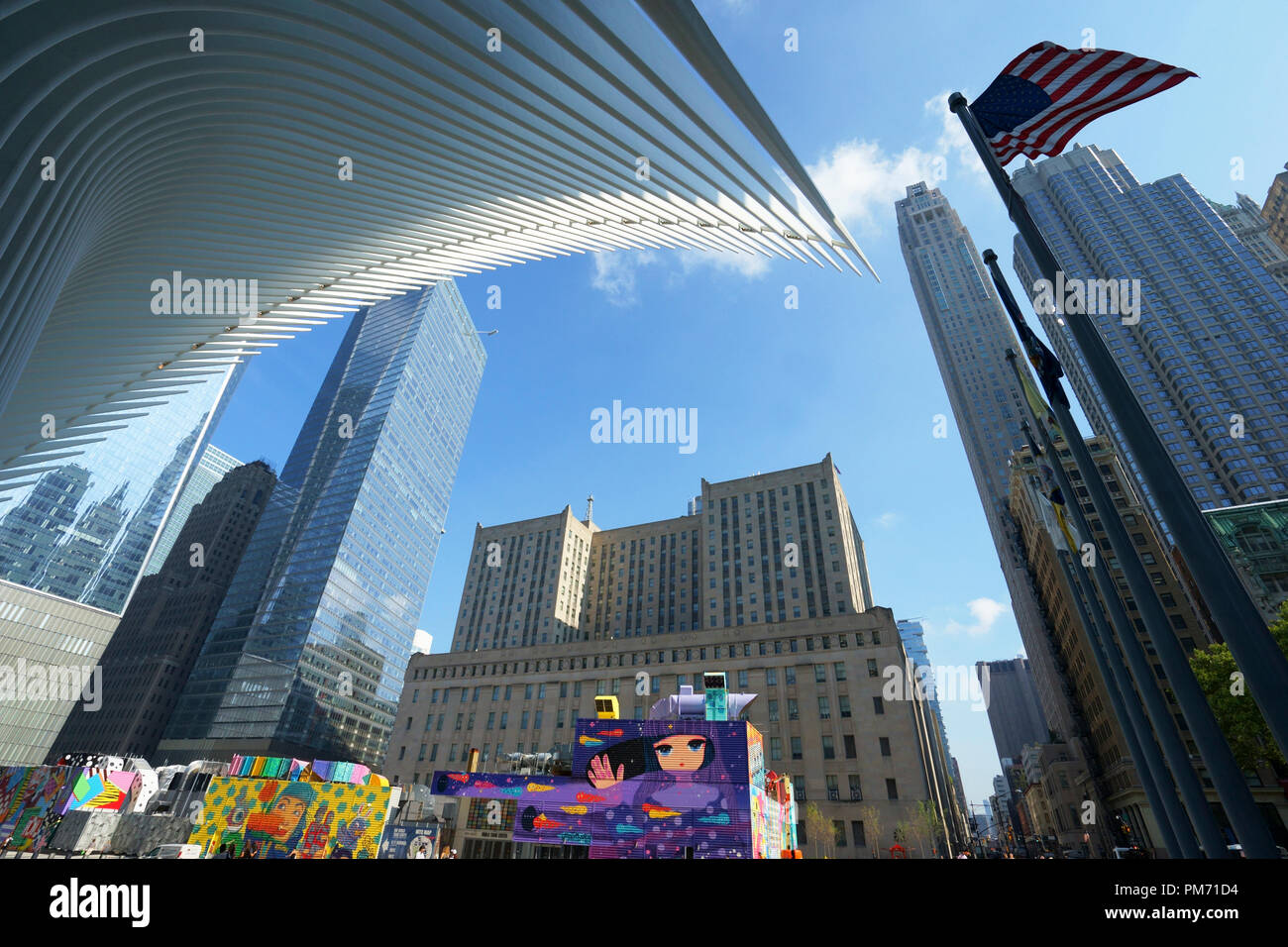 Außenansicht des Oculus mit Hochhäusern in Lower Manhattan. New York City, USA. Stockfoto