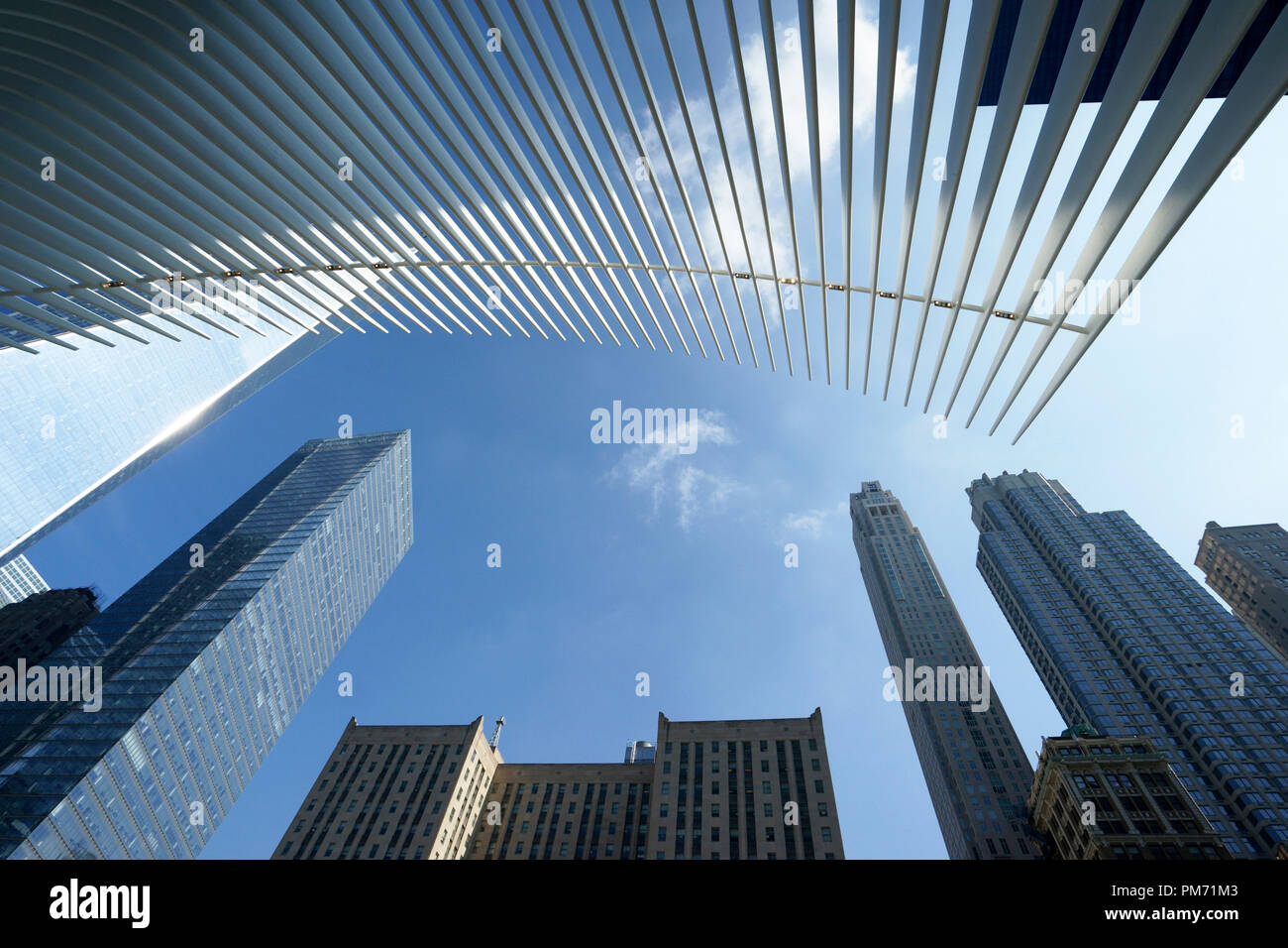Außenansicht des Oculus mit Hochhäusern in Lower Manhattan. New York City, USA. Stockfoto