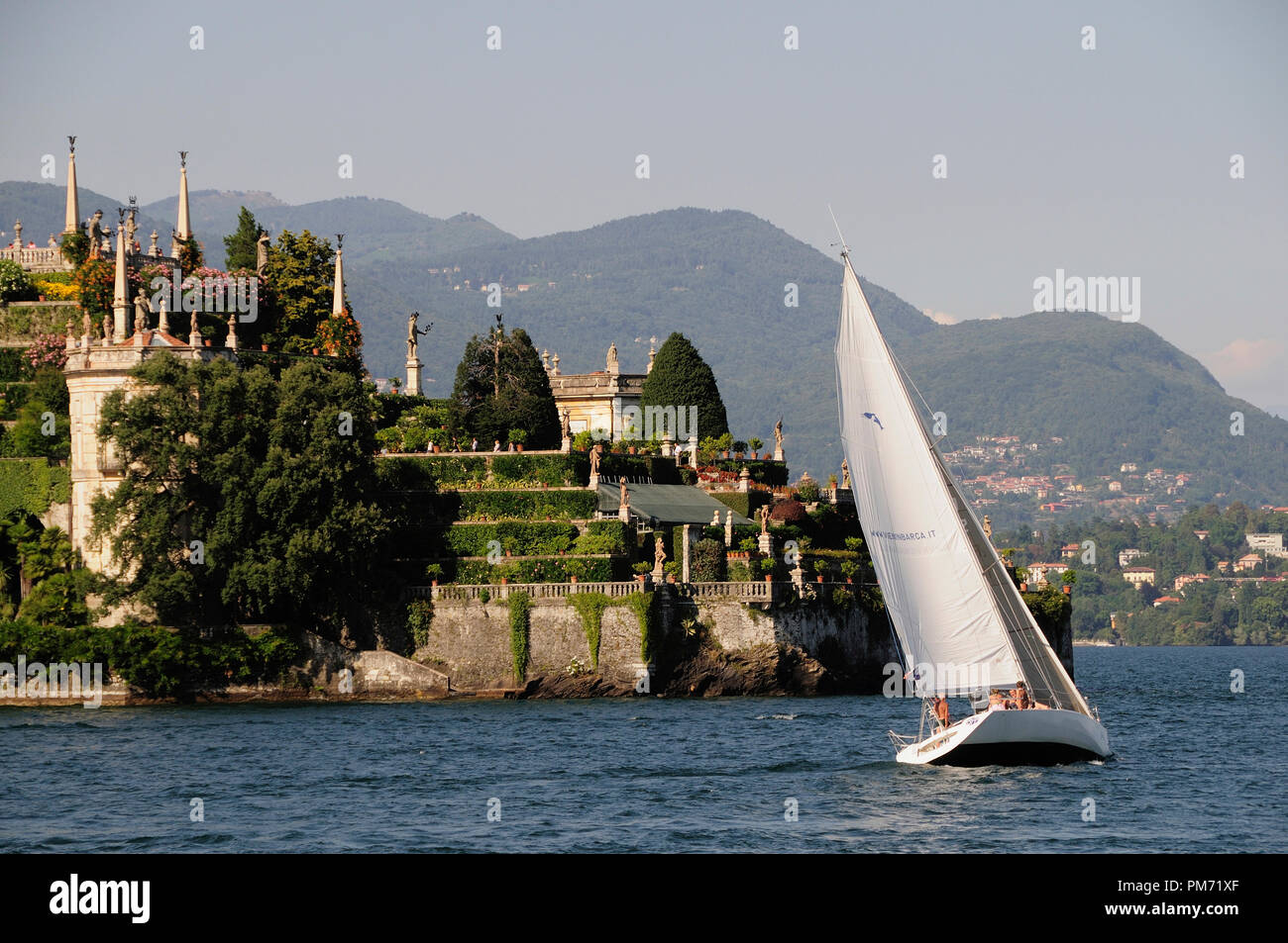 Italien, Piemont, Lago Maggiore, Isola Bella mit Segelbooten. Stockfoto