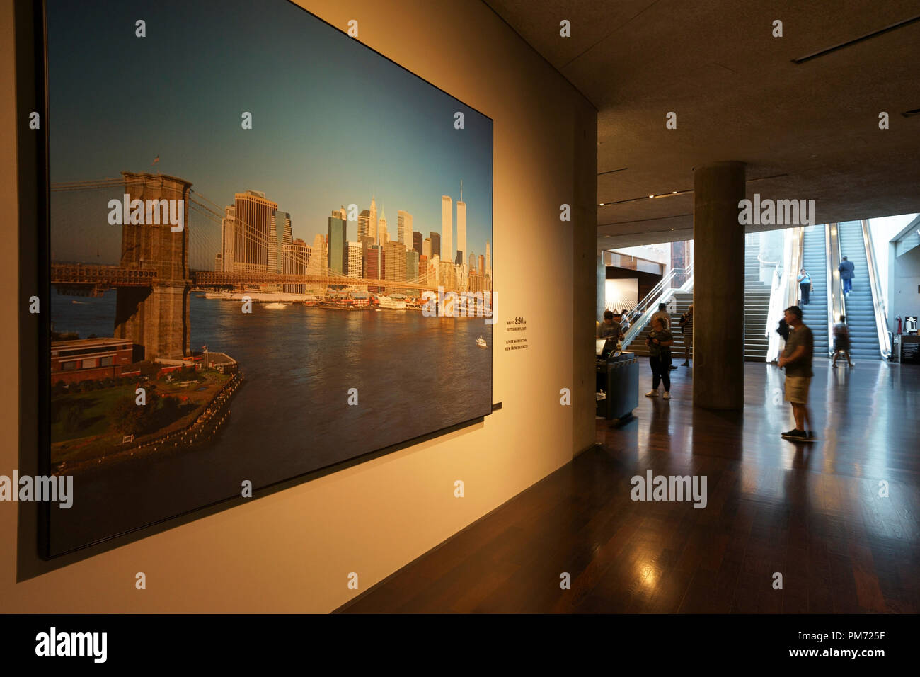 Bild von Twin Towers und Brooklyn Bridge Anzeige in Nationalen 9/11 Memorial und Museum. Manhattan, New York City, USA. Stockfoto