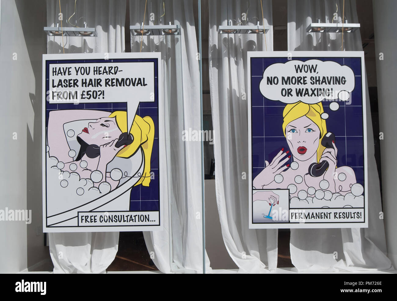 Fenster Anzeige an eine kosmetische Chirurgie in London, England, mit Cartoon Stil Bilder mit Gedanken und Sprechblasen Stockfoto