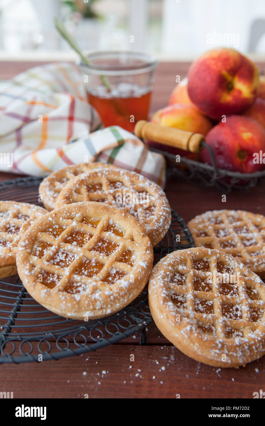 Kleine Kuchen aus kurzen Kruste und Pfirsich Marmelade Stockfoto