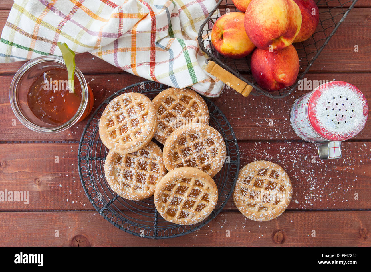Kleine Kuchen aus kurzen Kruste und Pfirsich Marmelade Stockfoto