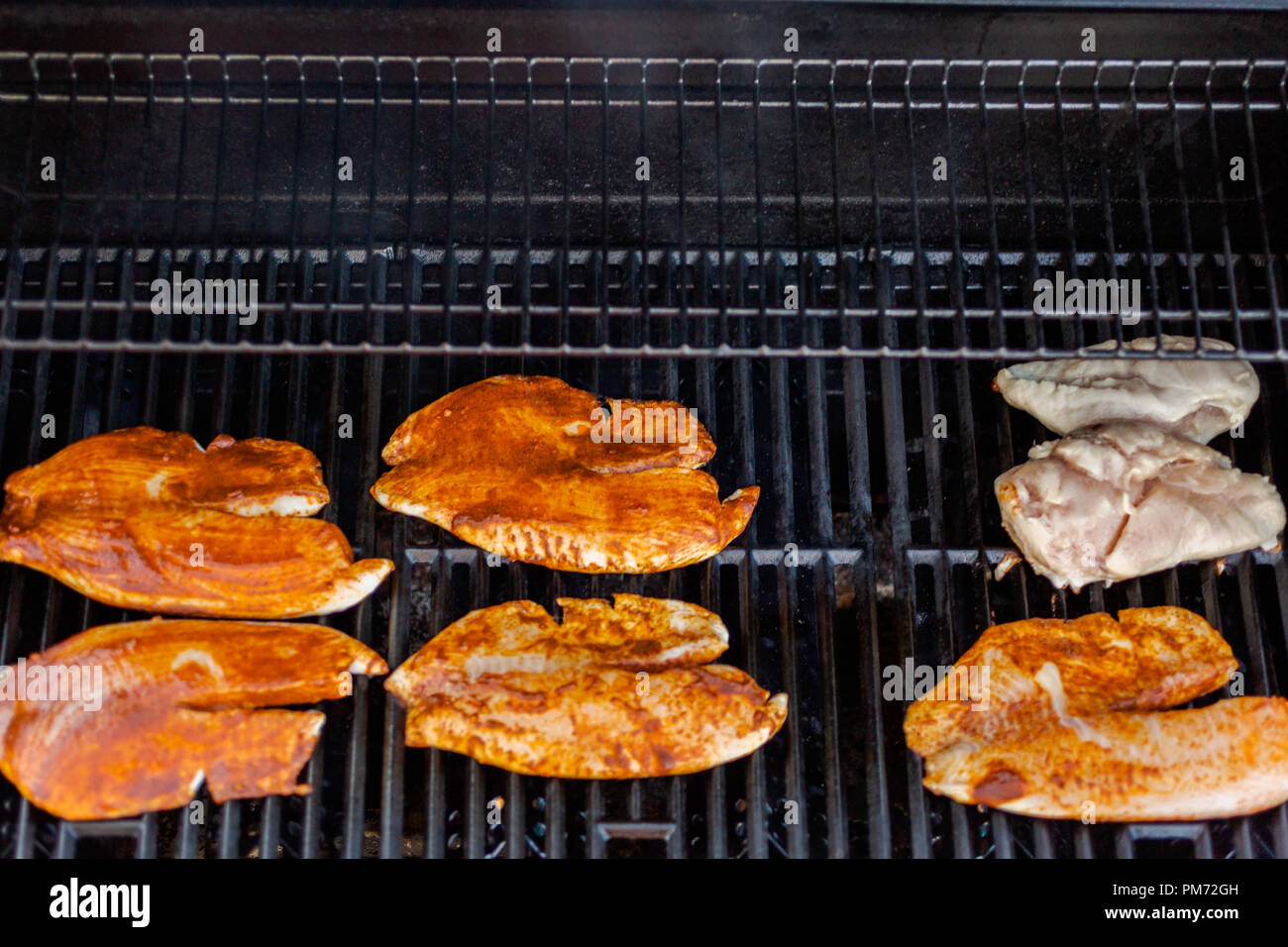 Grillen für die Kabeljaubestände, für Fisch Tacos auf outdoor Gas Grill. Stockfoto