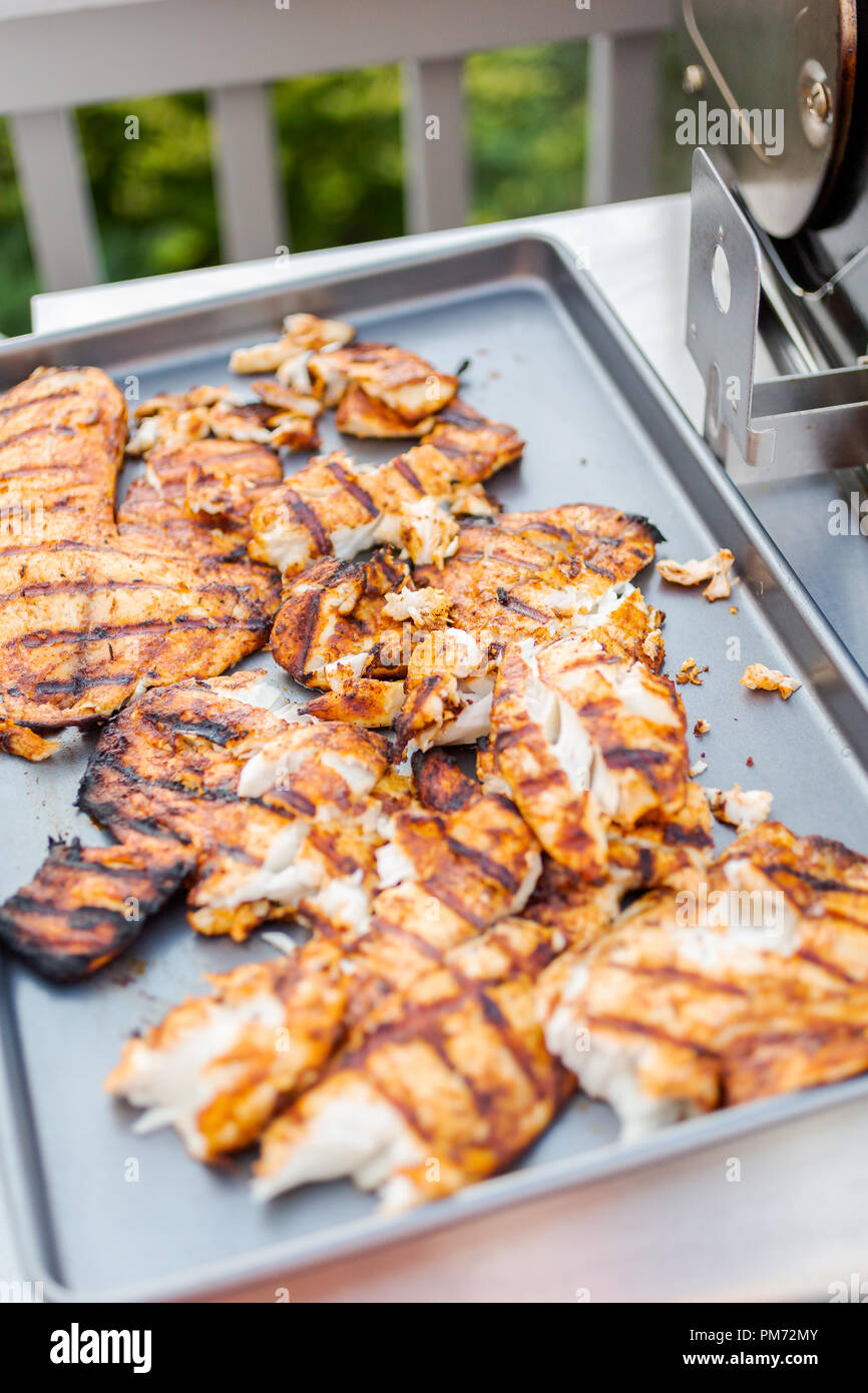 Grillen für die Kabeljaubestände, für Fisch Tacos auf outdoor Gas Grill. Stockfoto