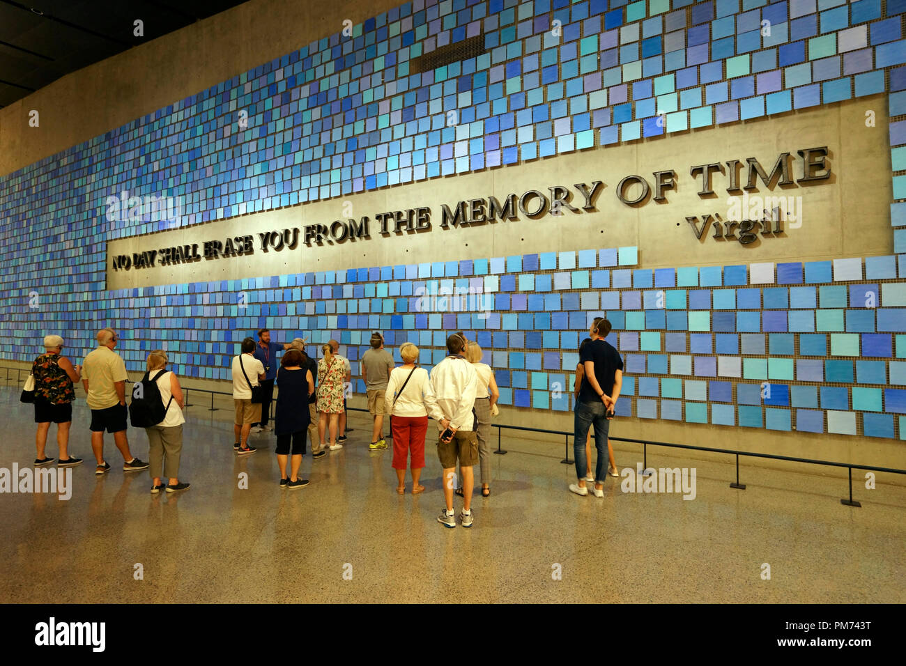 Besucher mit "Versuchen, die Farbe des Himmels auf, September Morgen zu erinnern" von Spencer Finch in Nationalen 9/11 Memorial and Museum, New York, USA Stockfoto