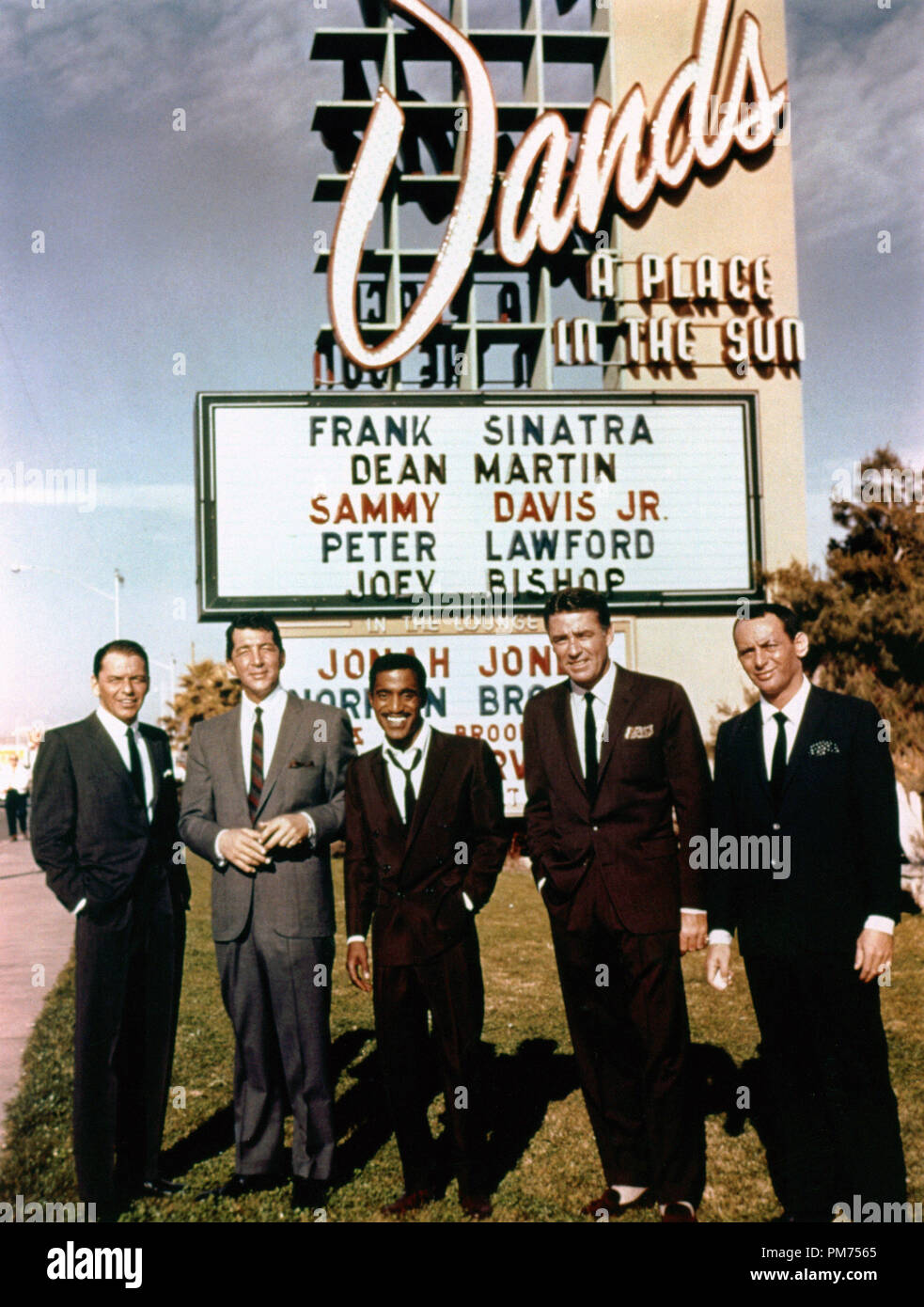 Mitglieder des Rat Pack, Frank Sinatra, Dean Martin, Sammy Davis Jr., Peter Lawford und Joey Bishop im Sands Hotel, ca. 1960. Datei Referenz # 30928 366 THA Stockfoto