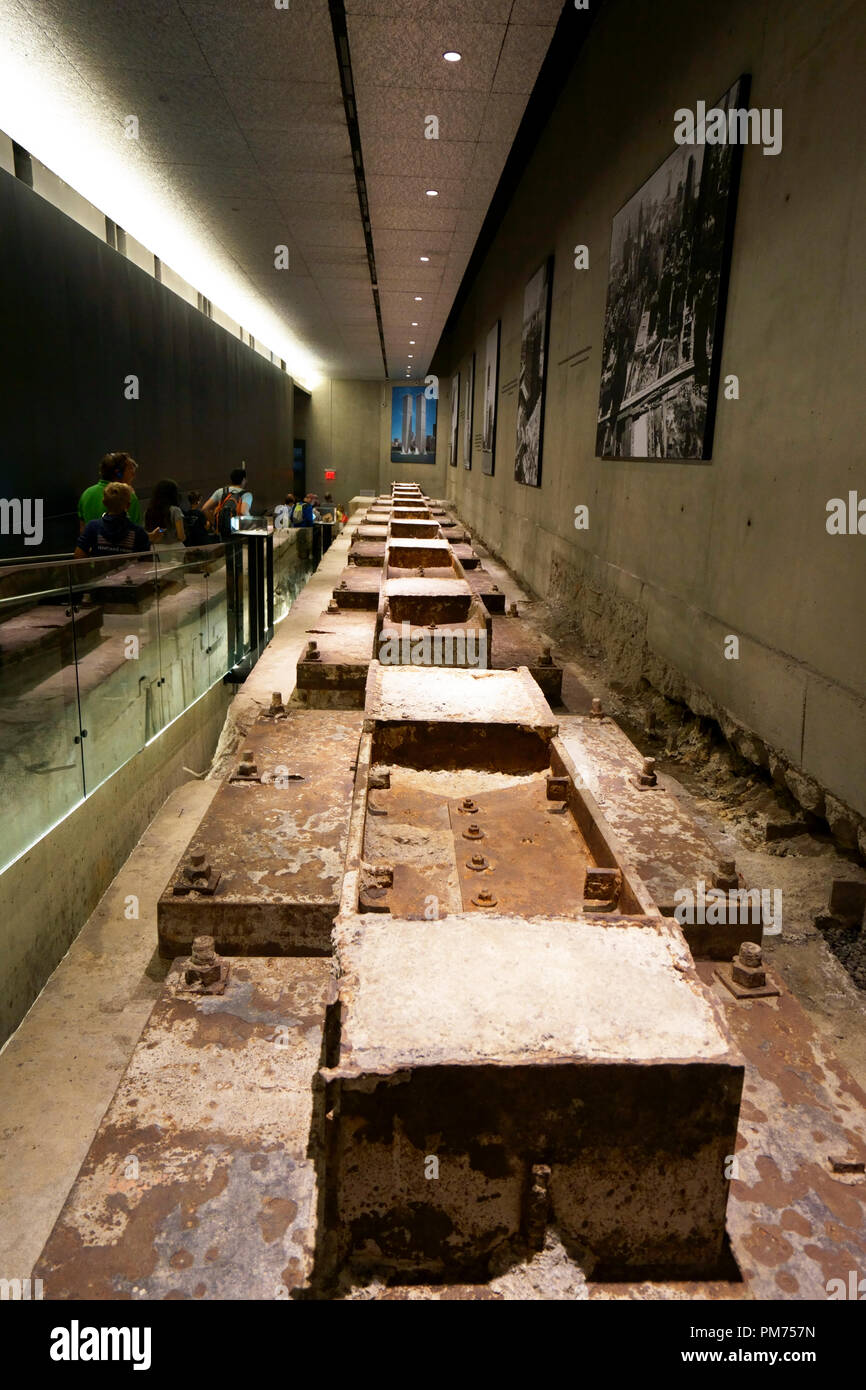 Innenansicht der Nationalen 9/11 Memorial and Museum mit Besucher. New York City, USA. Stockfoto