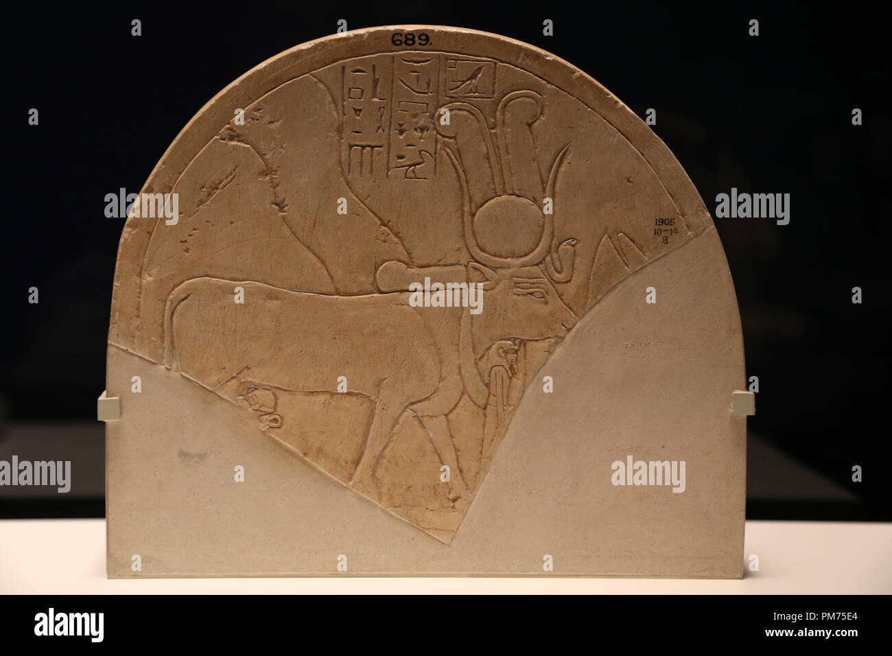 Göttin Hathor - cown. Stele. Kalkstein. Dynastie 18. 1550-1295 v. Chr.. Mentuhotep II. Tempel. Deir el-Bahari, Theben. Ägypten. British Museum. Stockfoto