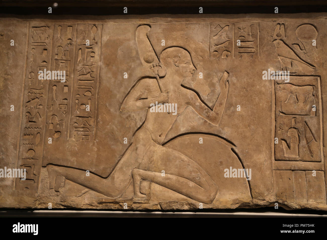 Sturz. Kartuschen von Siamun flankiert auf beiden Seiten von der anbetende Figuren von Ankhefenmut. 21. Dynastie. 978-959 v. Chr., Stockfoto