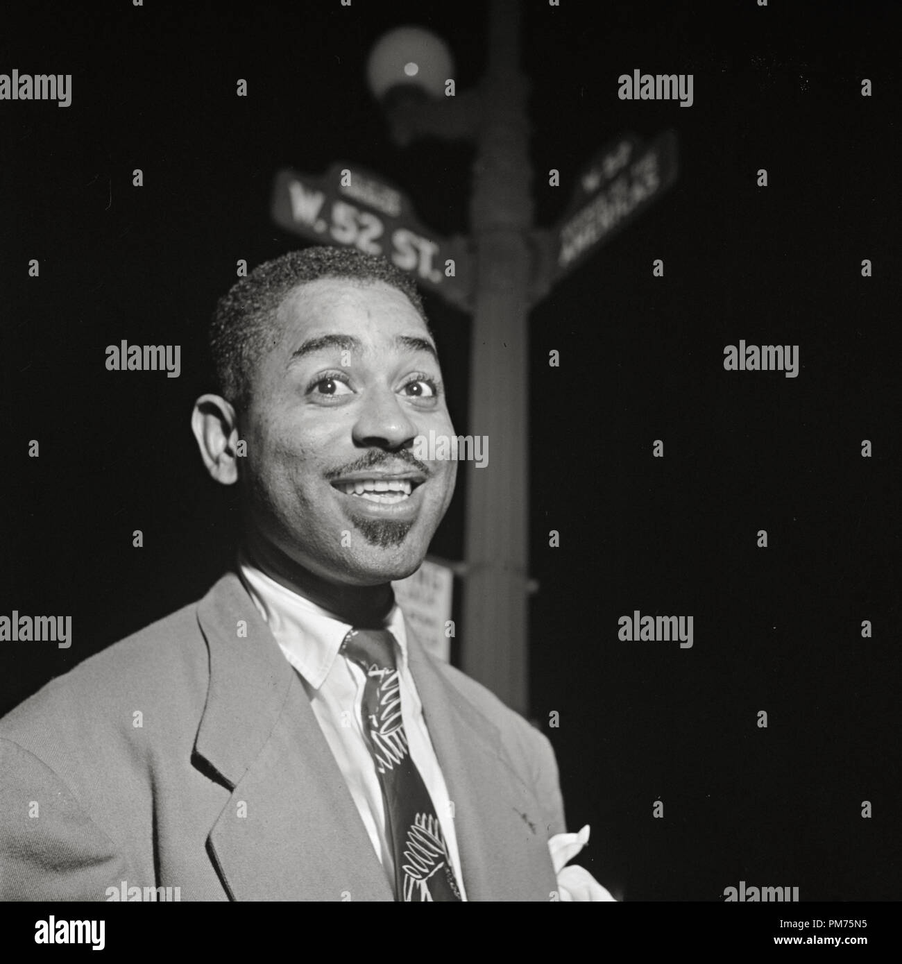 Portrait von Dizzy Gillespie, 52nd Street, New York, N.Y., zwischen 1946 und 1948 Datei Referenz # 30928 672 THA Foto: William P. Stockfoto