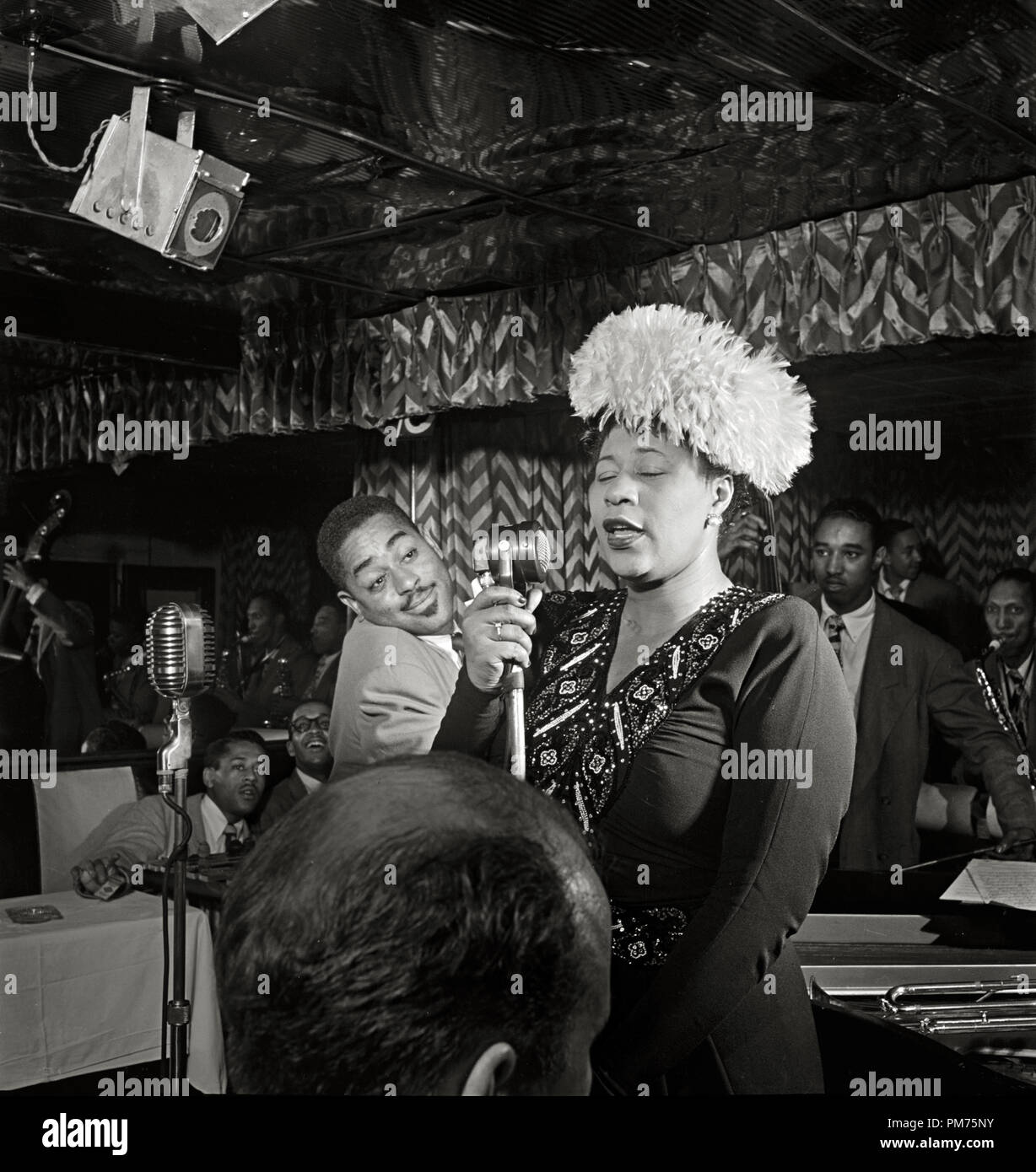 Portrait von Ella Fitzgerald, Dizzy Gillespie, Ray Brown, Milt (Milton) Jackson, und Timmie Rosenkrantz, Downbeat, New York, N.Y., ca. Sept. 1947 Datei Referenz # 30928 688 THA Foto: William P. Stockfoto