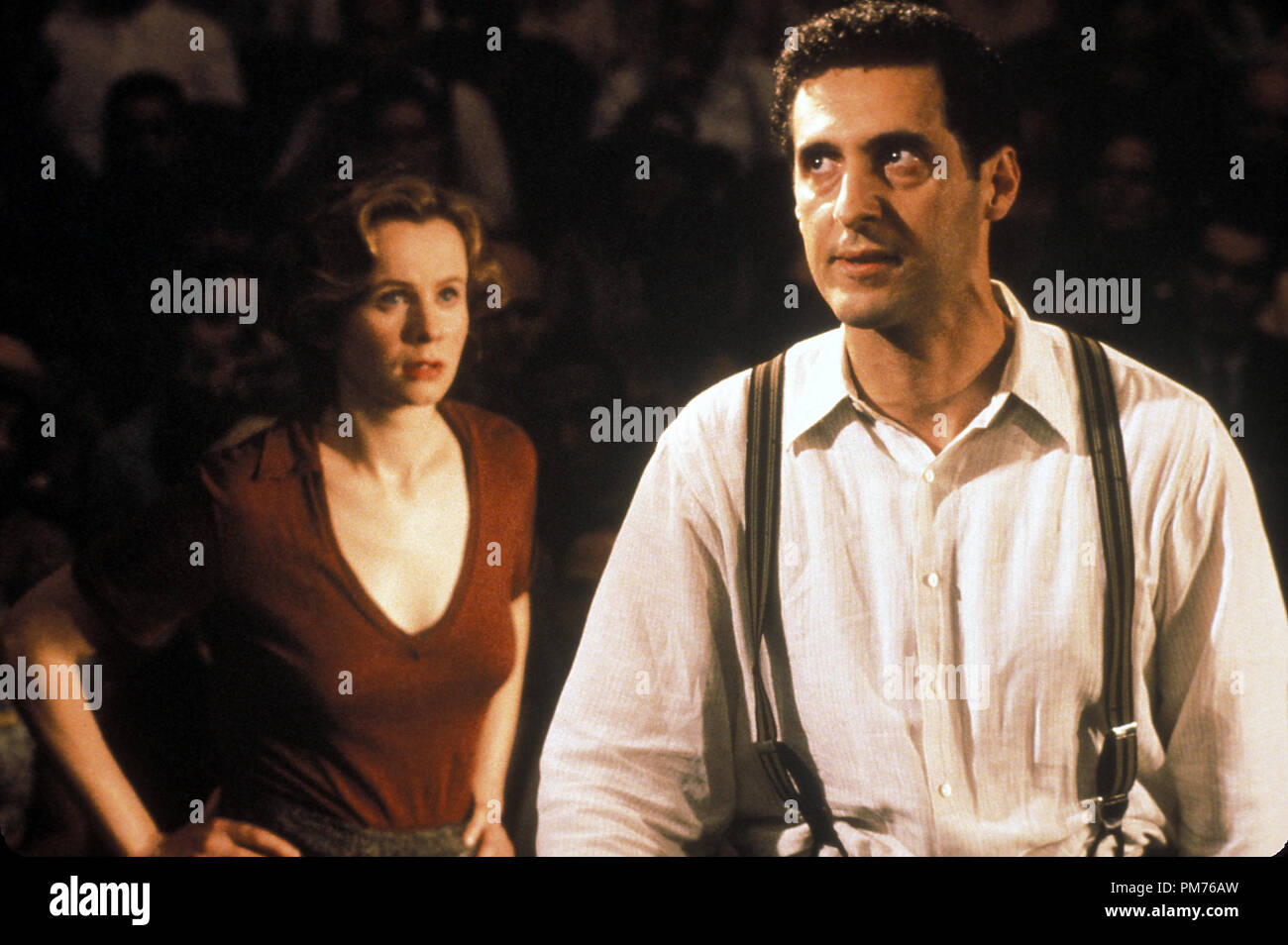 Film Still / Werbung immer noch von "Cradle Will Rock" Emily Watson, John Turturro © 1999 Touchstone Foto: Demmie Todd Datei Referenz # 30973197 THA nur für redaktionelle Verwendung - Alle Rechte vorbehalten Stockfoto