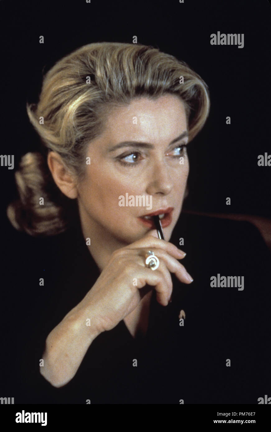 Film Still / Werbung noch von 'EST-Ouest' (Ost-west) Catherine Deneuve © 1999 Sony Pictures Classics Foto: Etienne George Datei Referenz # 30973290 THA nur für redaktionelle Verwendung - Alle Rechte vorbehalten Stockfoto