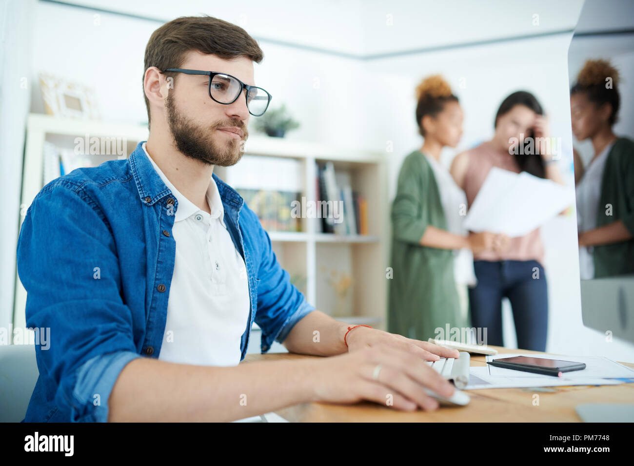 Junge Unternehmer bei der Arbeit Stockfoto