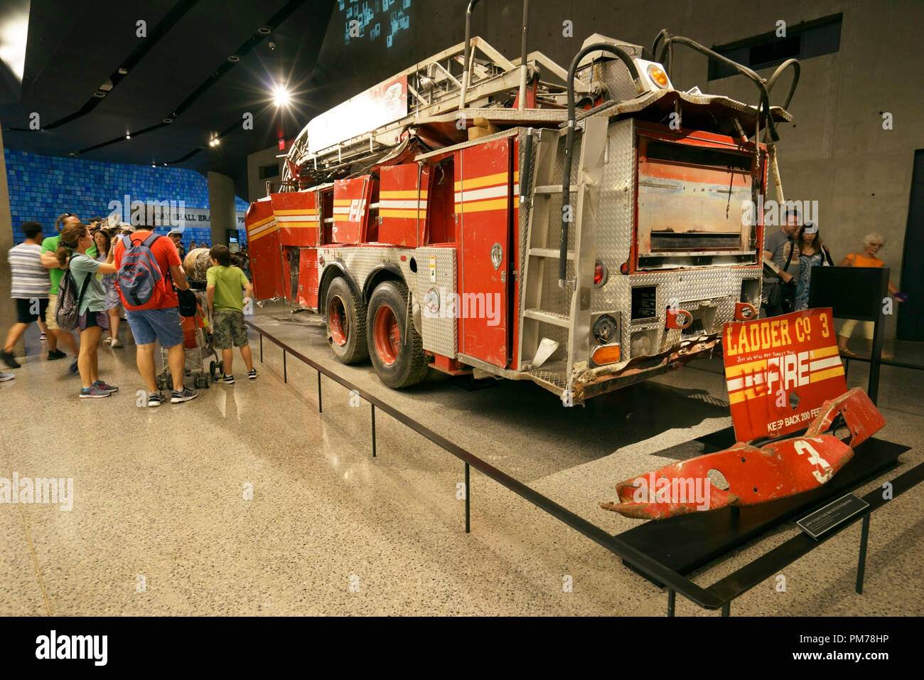 Zerkleinert FDNY fire truck, Leiter 3, nationale September 11 Memorial und Museum. New York City, USA Stockfoto