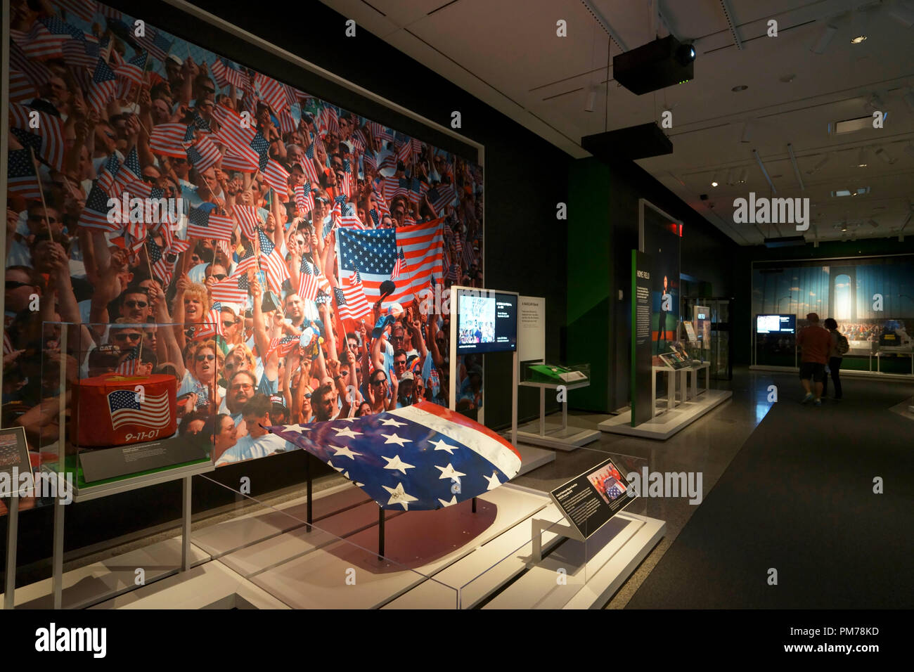 Haube von US Flag Auto aus der ersten NASCAR Rennen nach 9/11. Nationale 9/11 Memorial und Museum. New York City, USA. Stockfoto