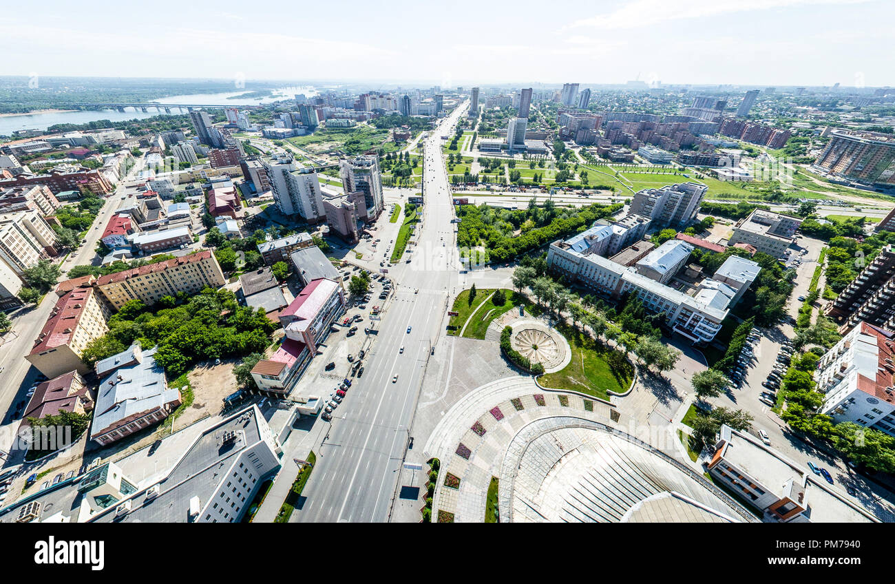 Antenne Blick auf die Stadt mit Straßen, Häuser und Gebäude. Stockfoto