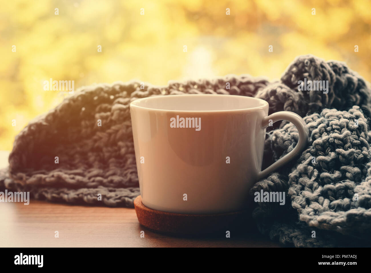 Gemütliches Heim im Herbst Tag. Wollschal und Tasse Tee auf Fensterbank Stockfoto