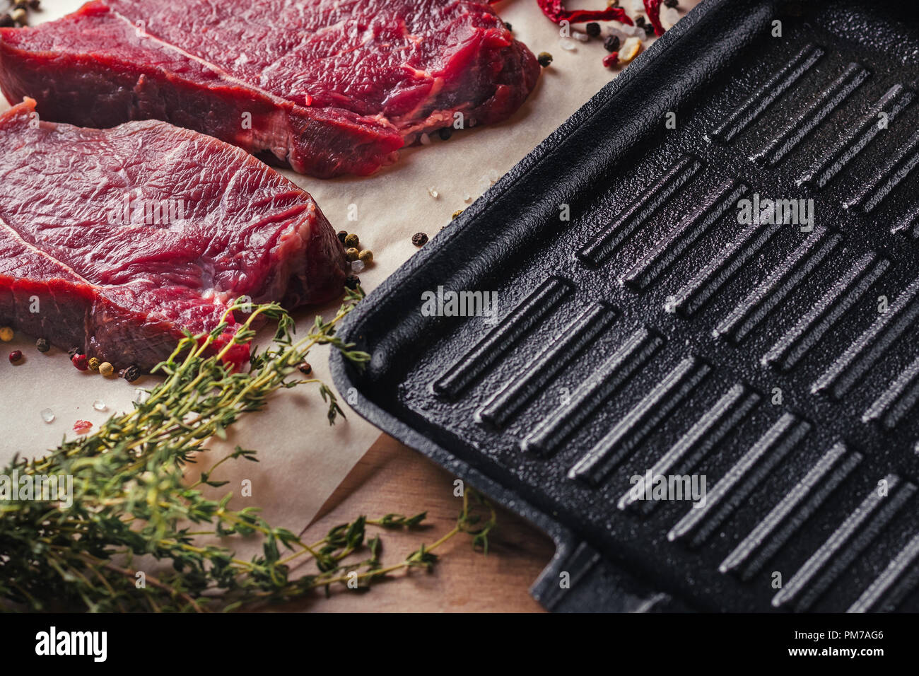 Zwei frisches rohes Rindfleisch Steak Slices mit Gewürzen Nahaufnahme Stockfoto