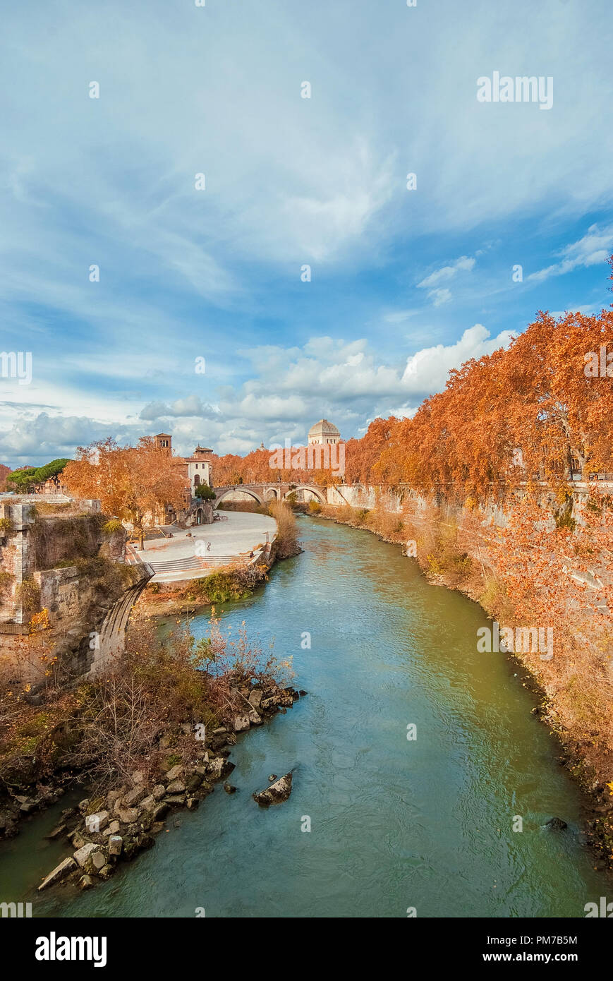 Herbst und Laub in Rom. Rote und gelbe Blätter in der Nähe der Tiberinsel mit antiken römischen Brücke, im historischen Zentrum der Stadt Stockfoto
