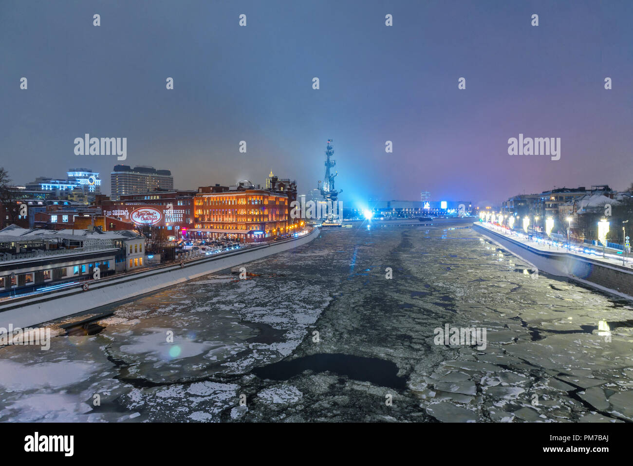 Moskau, Russland - Januar 30, 2018: Blick auf Prechistenskaya Naberezhnaya und Peter der Große Statue aus Patriarshy Bridge bei Nacht im Winter Stockfoto