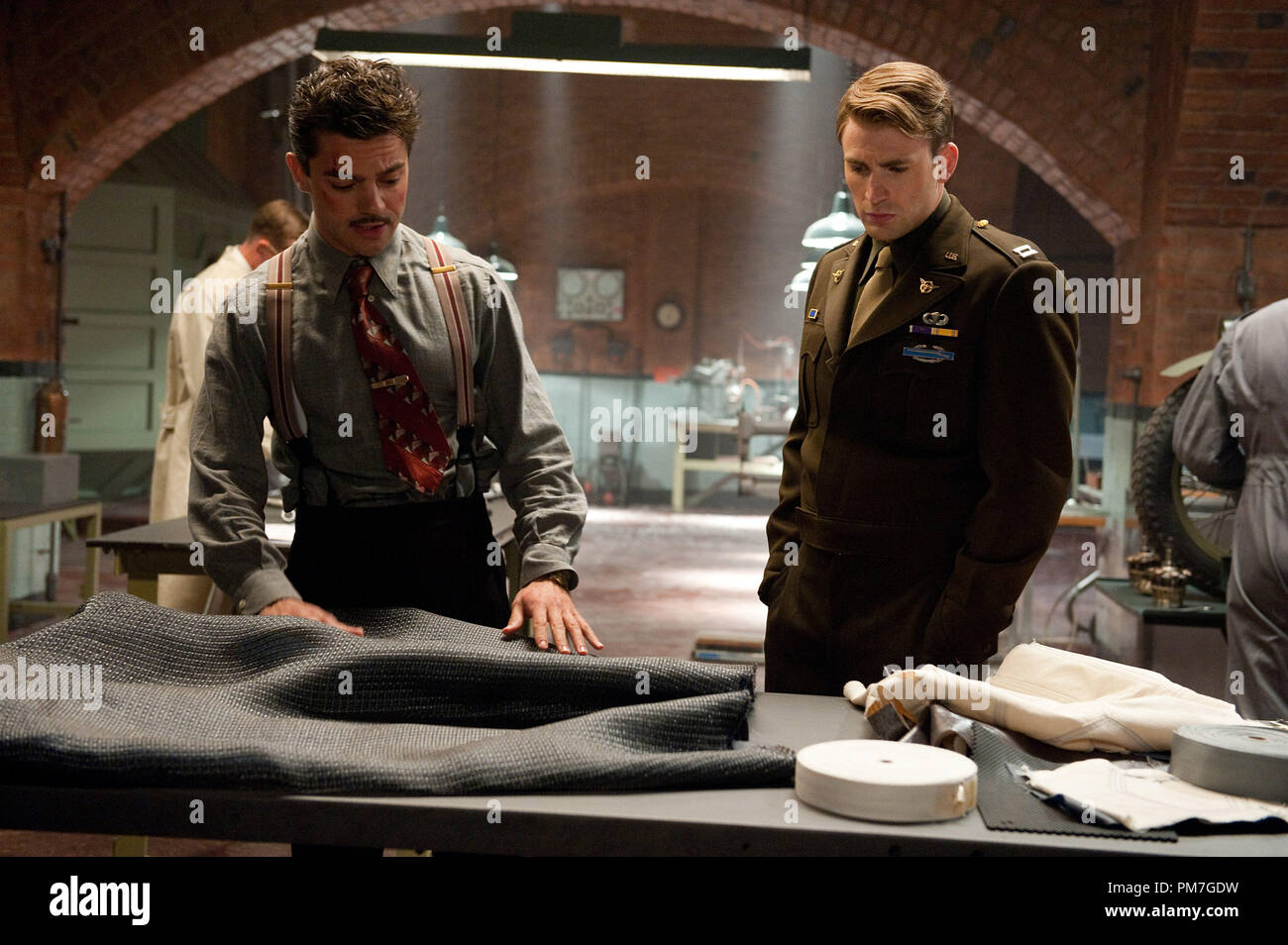 Von Links Nach Rechts Dominic Cooper Spielt Howard Stark Und Chris Evans Spielt Steve Rogers In Captain America Der Erste Racher Von Paramount Pictures Und Marvel Entertainment Stockfotografie Alamy