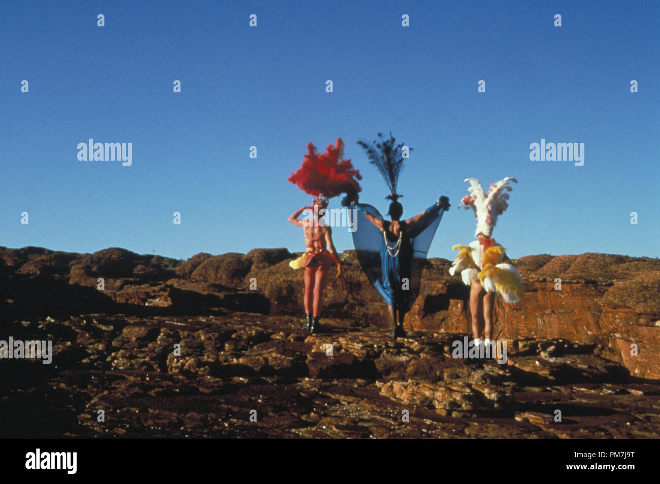 Szenenfoto aus "Die Abenteuer von Priscilla, Königin der Wüste' Terence Stamp, Hugo Weaving, Guy Pearce © 1994 Gramercy Pictures Photo Credit: Elise Lockwood Datei Referenz # 31129112 THA nur für redaktionelle Verwendung - Alle Rechte vorbehalten Stockfoto