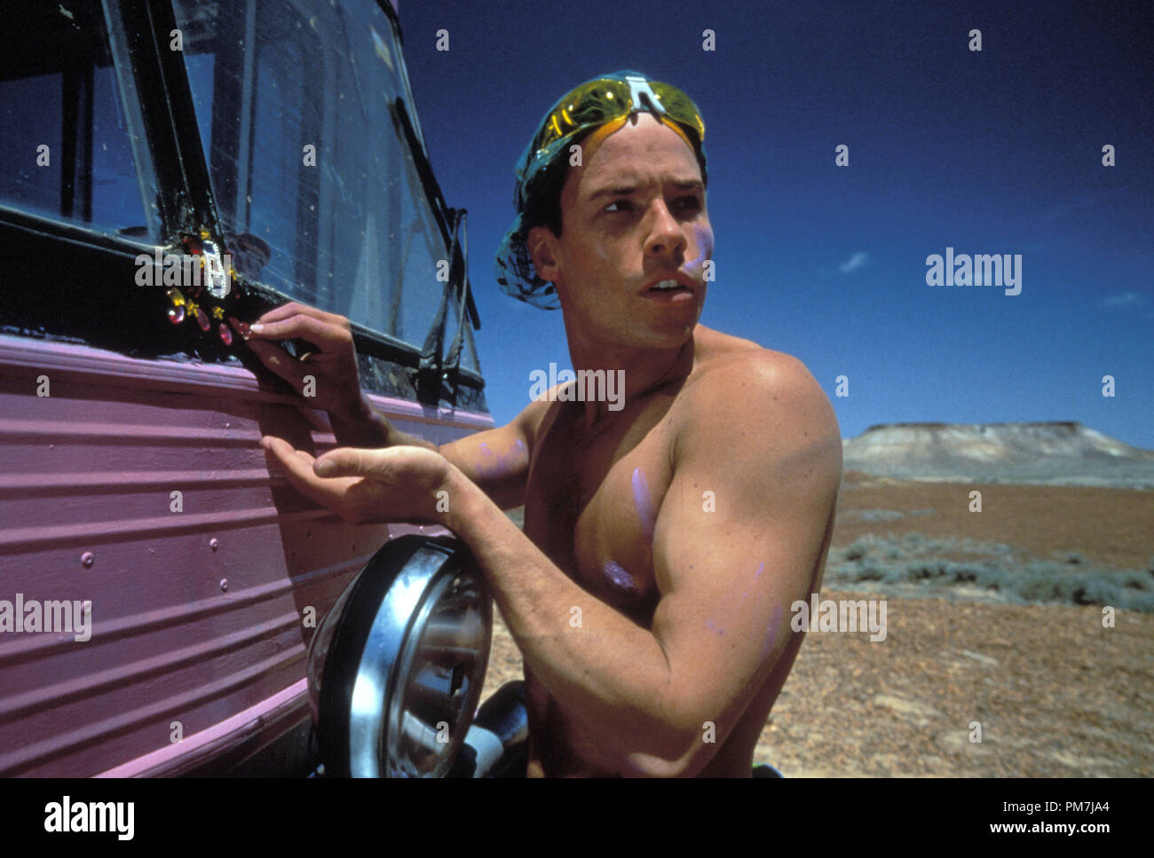 Szenenfoto aus "Die Abenteuer von Priscilla, Königin der Wüste' Guy Pearce © 1994 Gramercy Pictures Photo Credit: Elise Lockwood Datei Referenz # 31129115 THA nur für redaktionelle Verwendung - Alle Rechte vorbehalten Stockfoto
